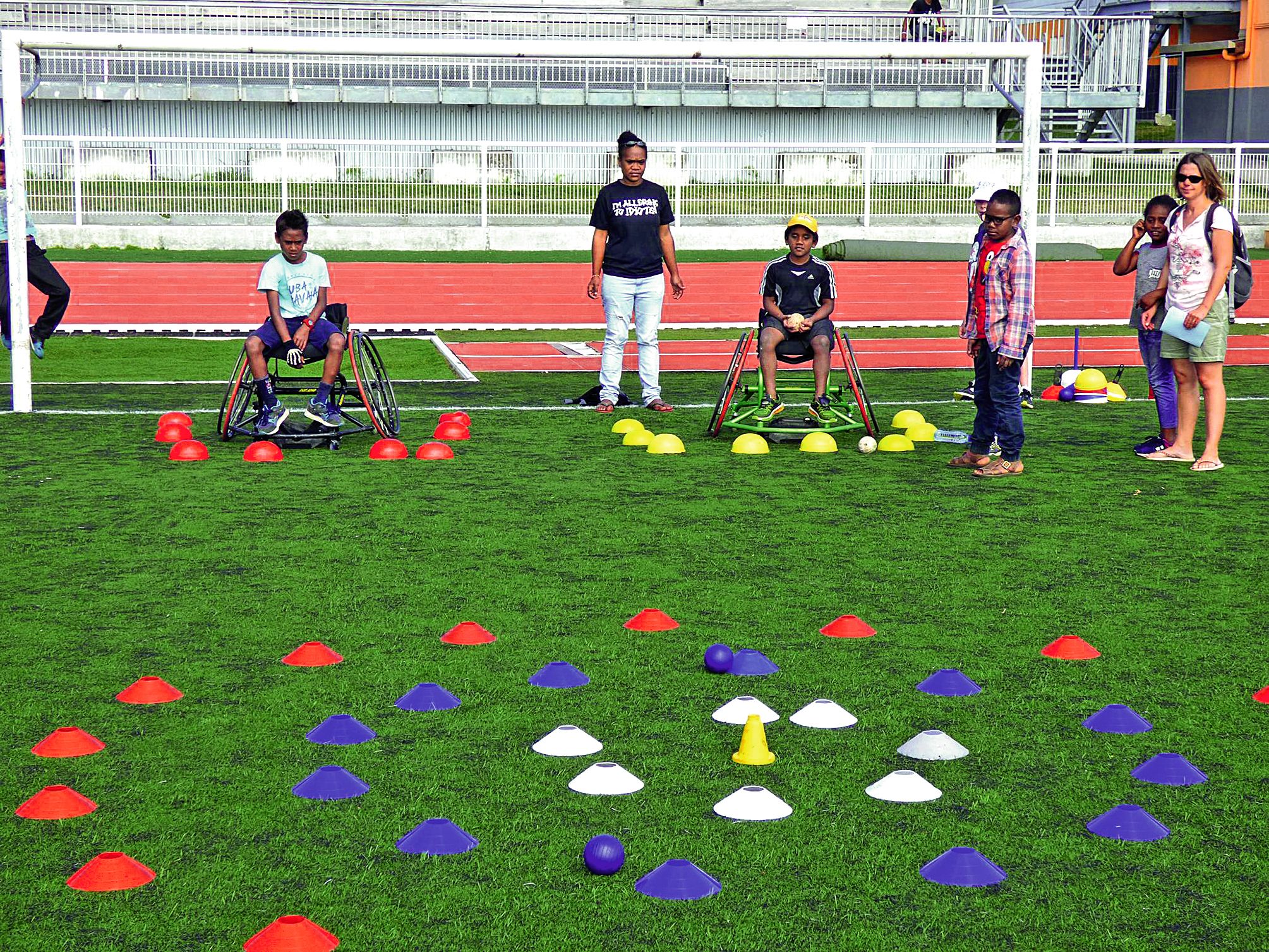 Le lancer de précision depuis un fauteuil roulant avec la main non dominante s’est avéré très difficile pour les enfants, qui ont eu du mal à coordonner leurs gestes.
