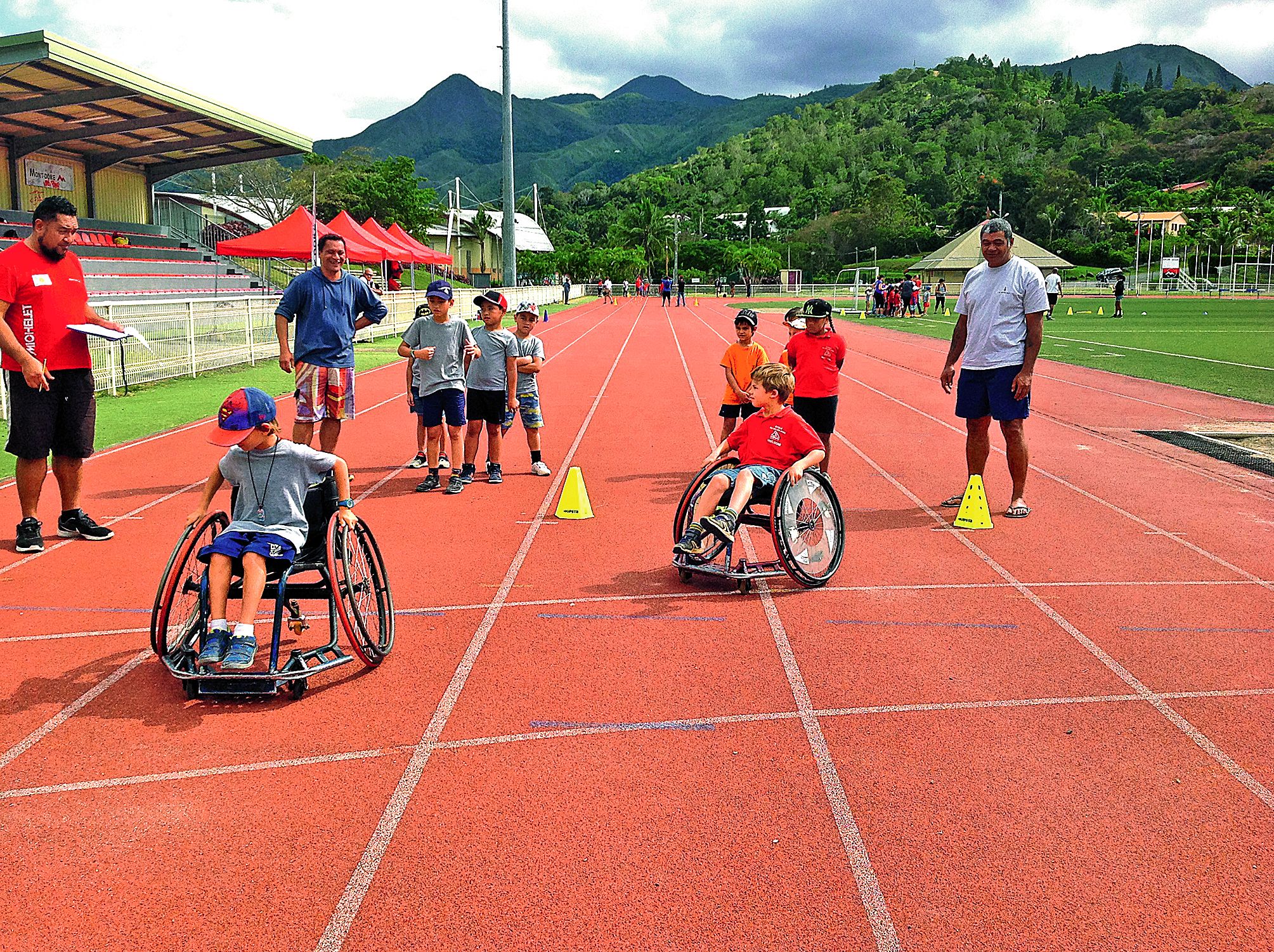 La course de relais en fauteuil a été plébiscitée par les enfants répartis en groupes de dix. Une façon ludique de les sensibiliser au handicap. Ils se sont vite aperçu de la difficulté à maîtriser une course en ligne droite, assis dans un fauteuil roulan