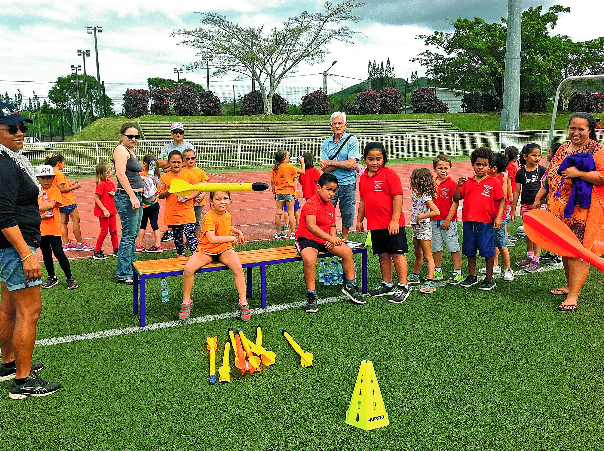 Le lancer de javelot en caoutchouc a réservé de belles surprises à certains. La présence du Conseil des sages et de grands-parents, demandée par les organisateurs, a permis de placer ce rassemblement sportif sous le signe de l’échange intergénérationnel.