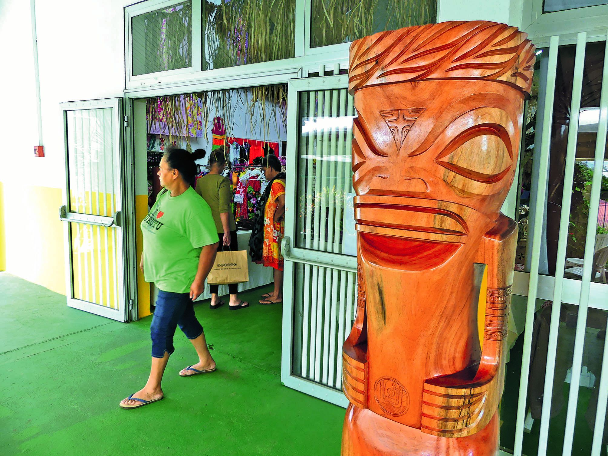 Un imposant tiki de 500 kg, haut de 2,10 mètres et large de 90 centimètres trône à l’entrée du hall d’exposition.
