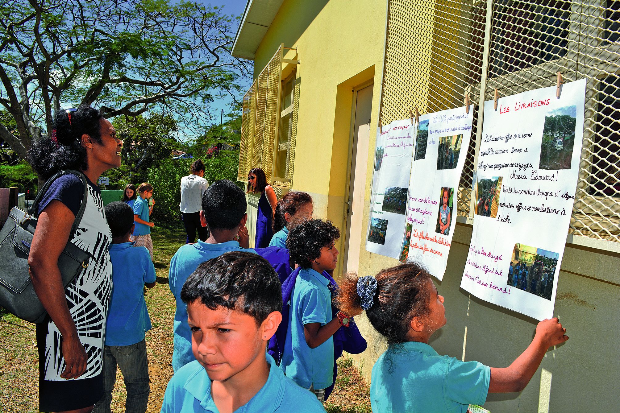 Marie-Hélène Wamo, inspectrice de la 6e circonscription, a pris plaisir à découvrir l’exposition réalisée par les élèves sur les différentes étapes de la mise en place de leur jardin kanak.