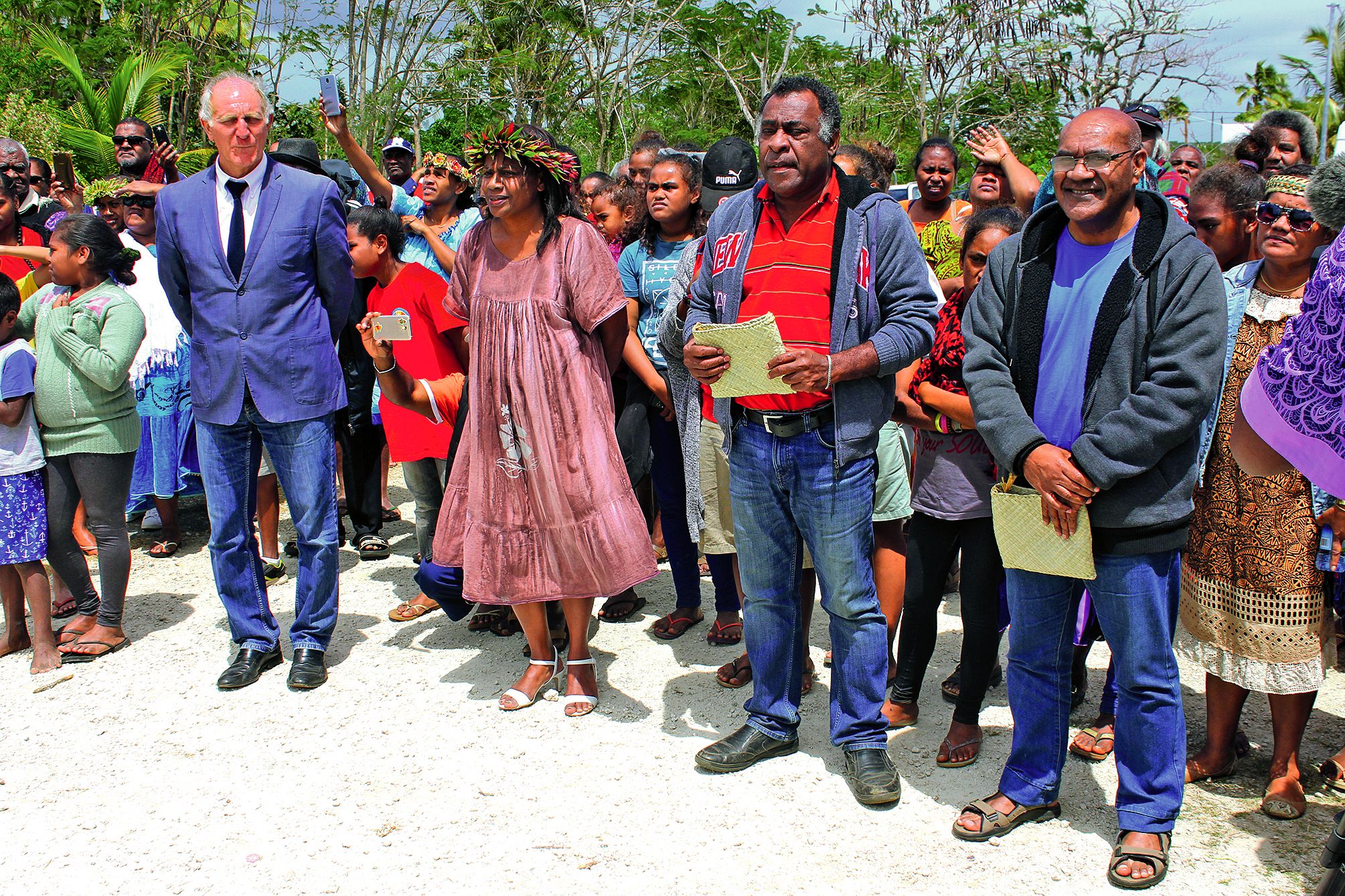 Le petit chef de Luecila et les responsables de l’enseignement ont dévoilé la plaque commémorative du centenaire de l’école de Havila.