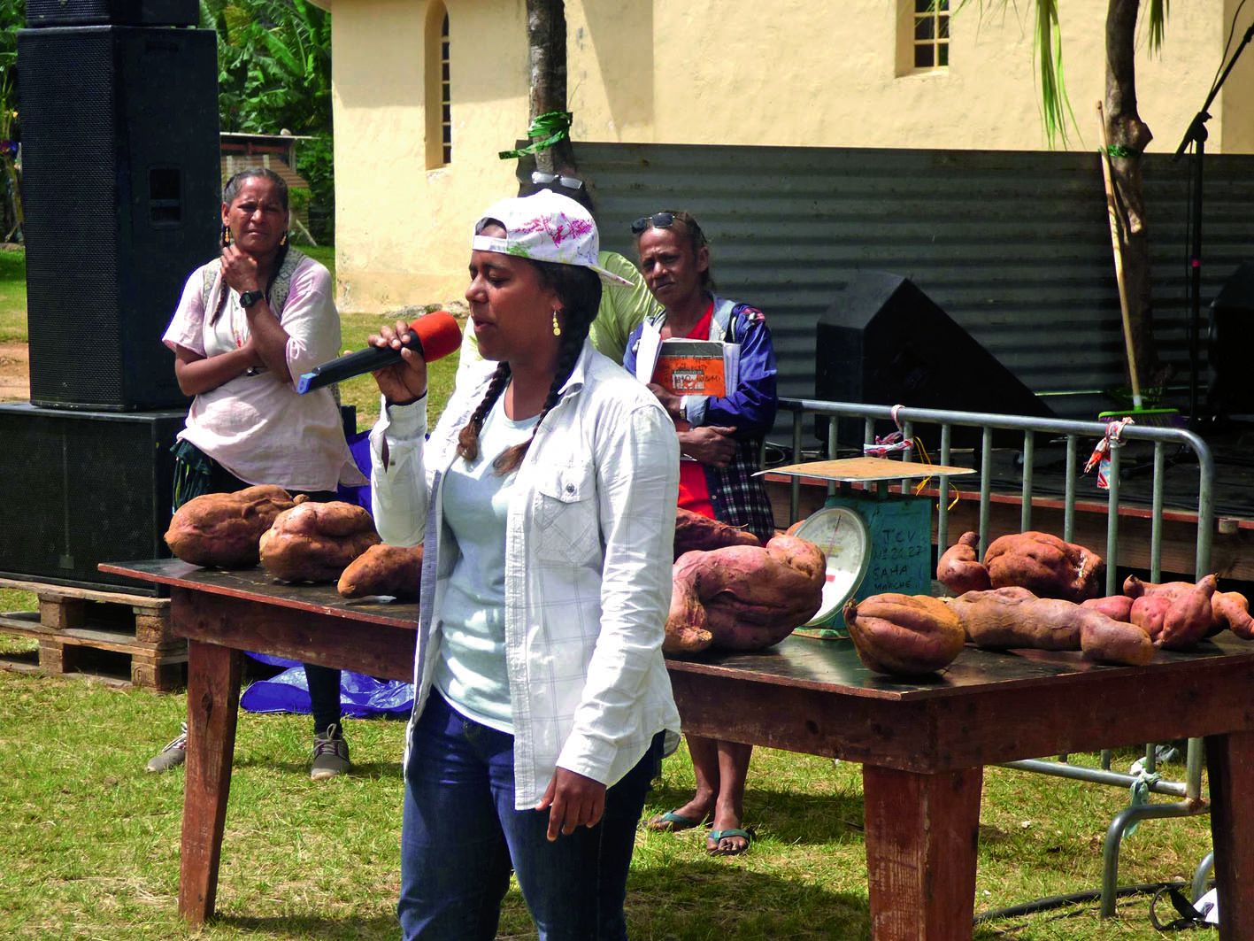 Lors des concours, Elisabeth Sihaze, auteure, compositrice et interprète, n’a pas laissé le public indifférent. Les visiteurs sont restés bouche bée devant sa prestation.