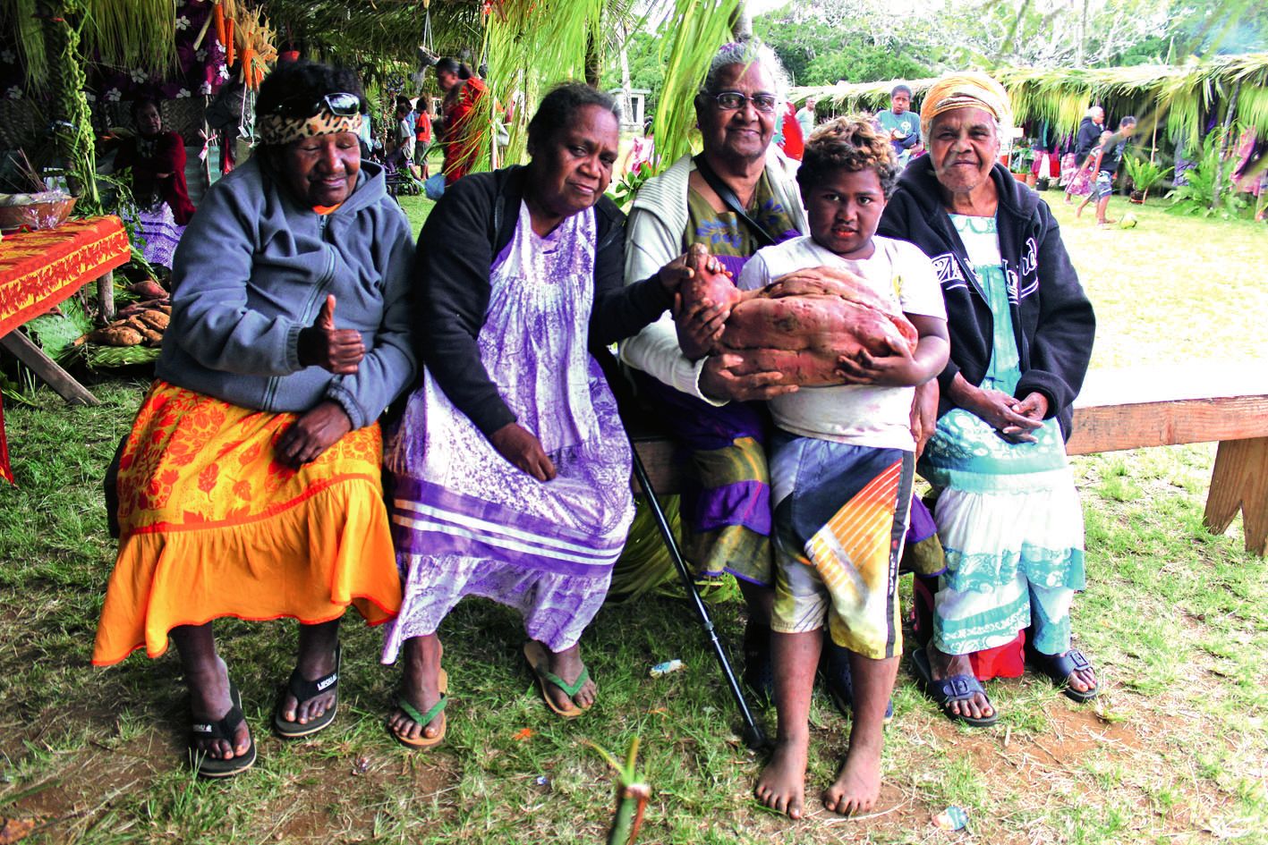 Les mamans Wahiobe sont fières de leur fils et petit-fils, qui a remporté le concours du plus gros tubercule. Photo Marcko Wanyano