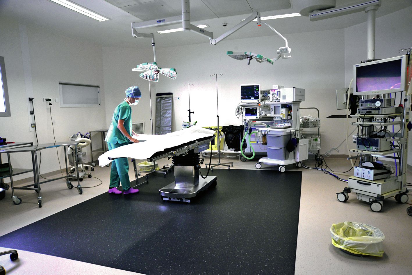 Les médecins ont inauguré la salle de chirurgie orthopédique.