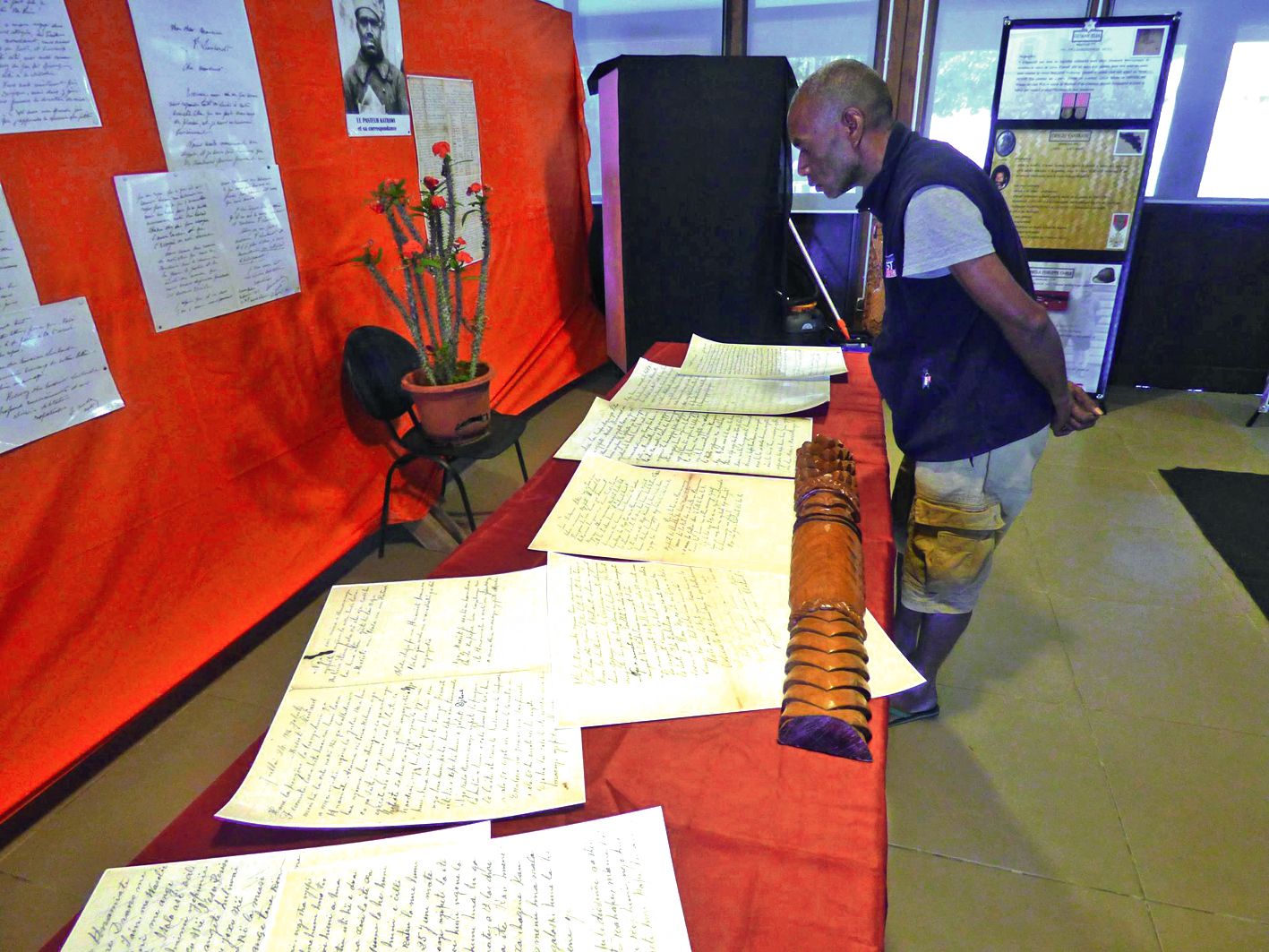 Chaque fiche comportait le nom, le prénom, le matricule,  la biographie et le parcours militaire du tirailleur.
