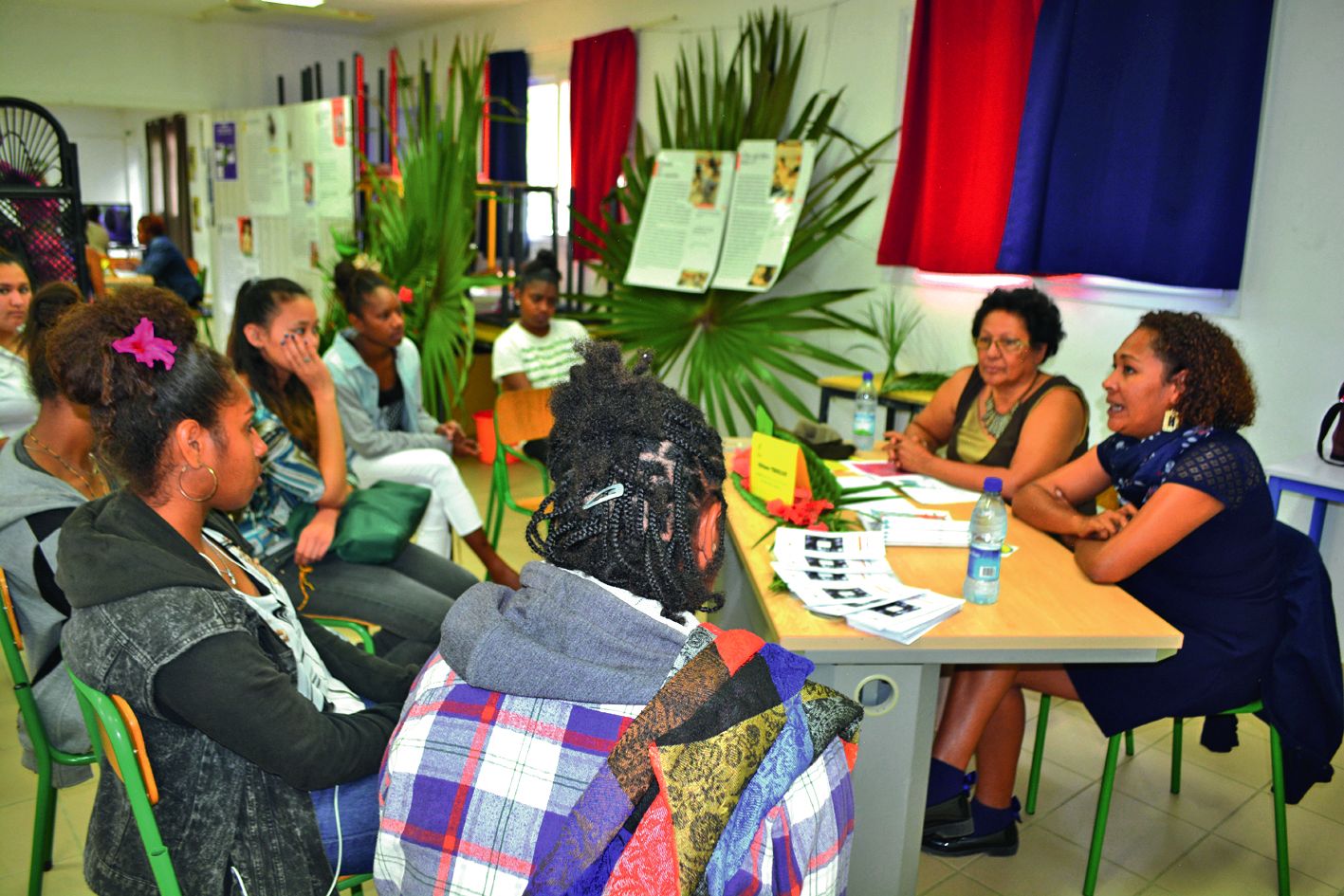 Le lycée a également invité des femmes impliquées dans divers domaines. « Cette opération, c’est aussi l’occasion de réunir tous les acteurs des communautés éducatives et d’inviter des personnes de talent, dont des personnes chargées de la condition féminine, en provinces Nord et Sud », explique Thierry Vidal, le directeur du LPFA.