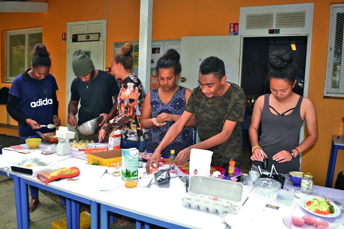 La cantine Frère-Elias a préparé pour l’occasion, avec l’aide des élèves du LPFA, un repas avec des produits essentiellement locaux, apprécié par près de mille convives. En parallèle, des lycéens (notre photo) ont concocté diverses pâtisseries à l’attention de leurs camarades et des professeurs.