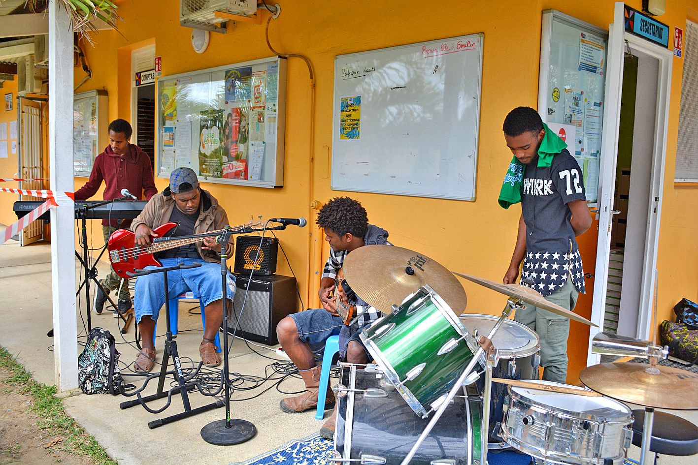 Sous la direction de Frédéric Moulin, professeur de musique, Francky, Jean-Jacques, Djerry et Lorenzo s’entraînent tous les lundis et jeudis soir à l’internat. Cette journée leur a donné l’occasion de faire un concert pendant la récréation. Les élèves de la chorale du Sacré-Coeur ont chanté pendant le temps du repas.