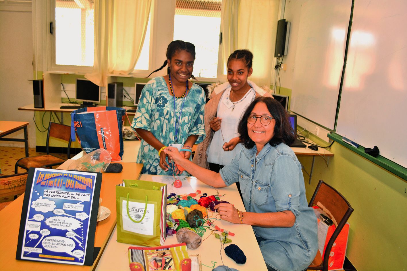 Véronique Maridas, professeure de français, a tenu un atelier  de bracelet brésilien.