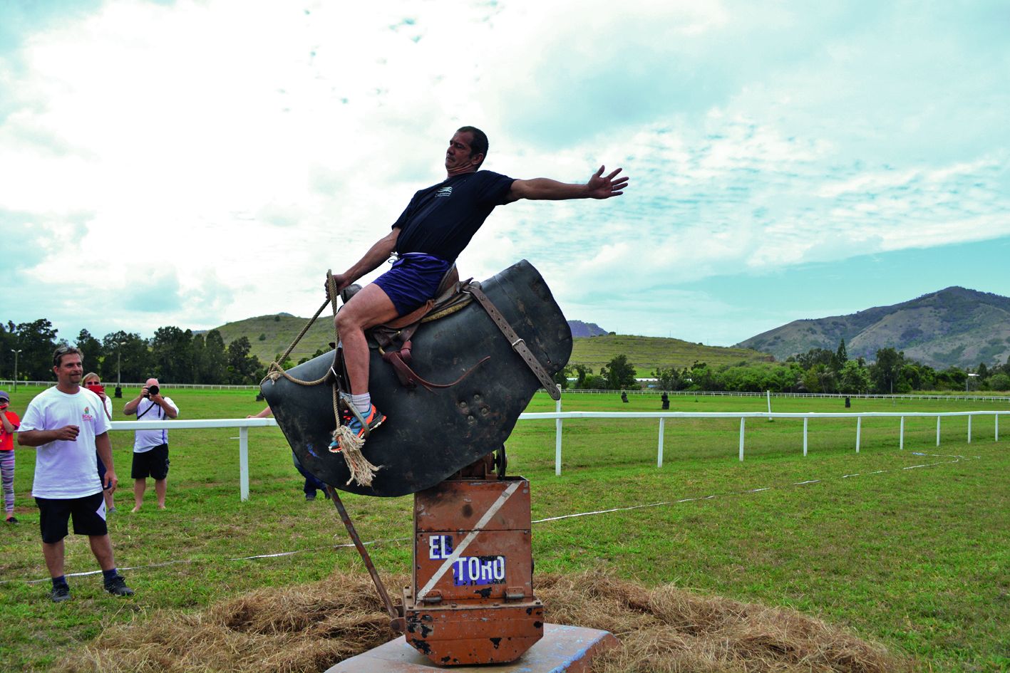 Chaque équipe devait être composée de cinq personnes, dont obligatoirement une femme. Dans le jeu du taureau mécanique, pendant qu’un membre de l’équipe tentait de tenir au moins huit secondes sur le dos du bovin, ses coéquipiers devaient lancer les claquettes le plus loin possible. 