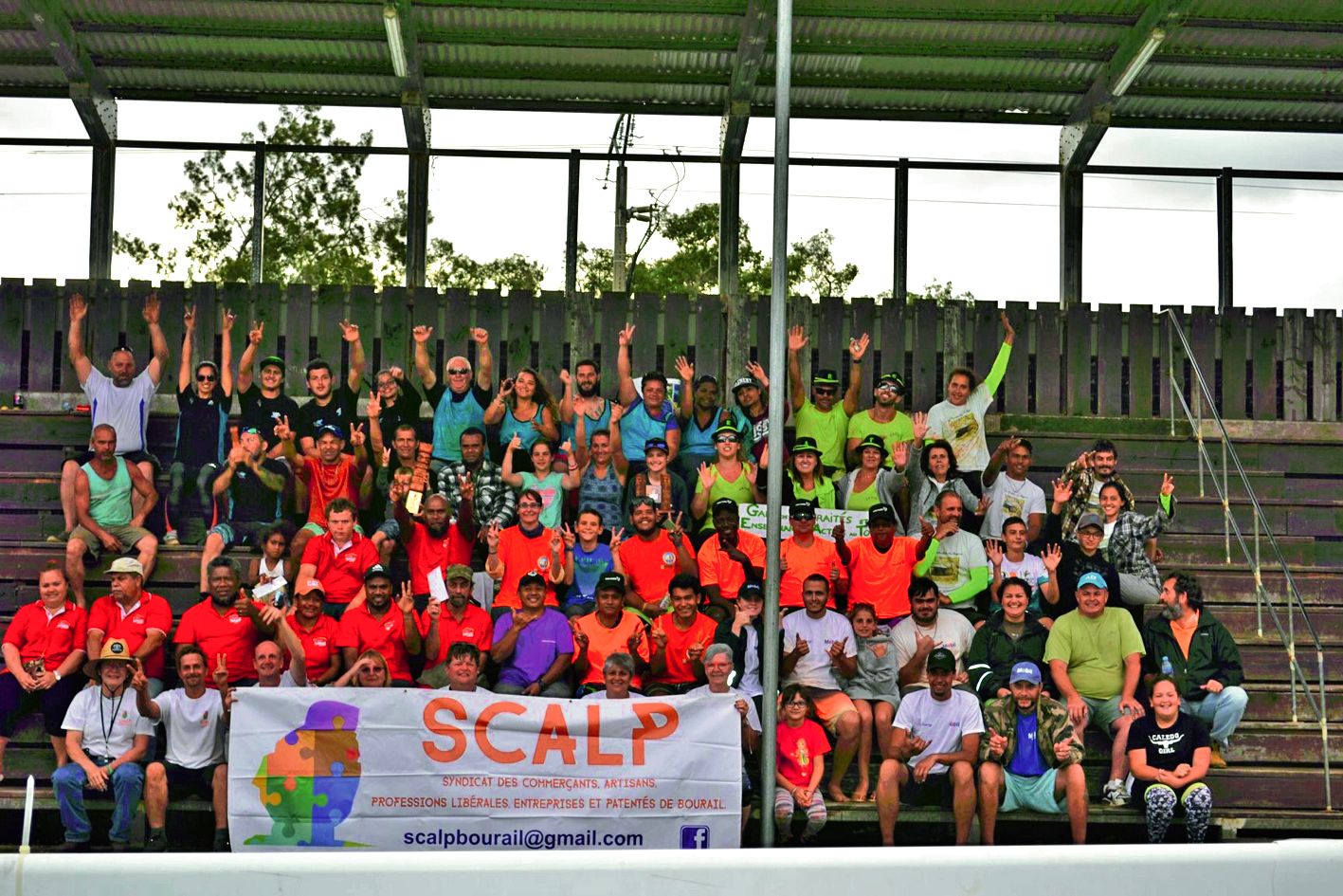 Tous les participants de la journée regroupés dans les gradins. « Ça a vraiment été un bon moment. Tout s’est bien déroulé. L’objectif fixé a été atteint. On a bien rigolé », s’est félicitée la présidente du Scalp.