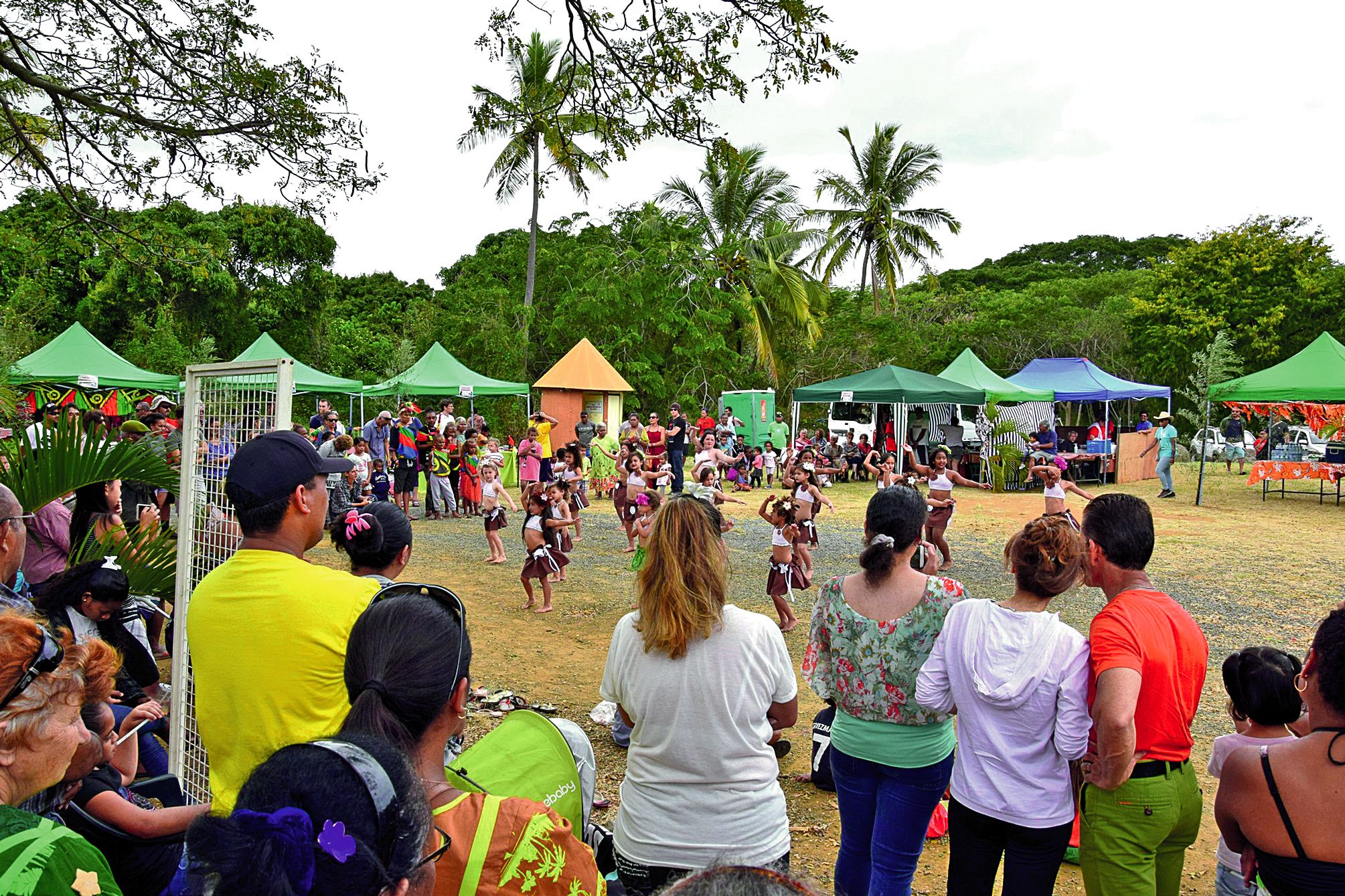 A l’ouverture, les traditionnels discours ont été suivis par une préparation et une dégustation de café, un concours d’épluchage de coco et la présentation de danses mélanésiennes, vanuataises et tahitiennes..