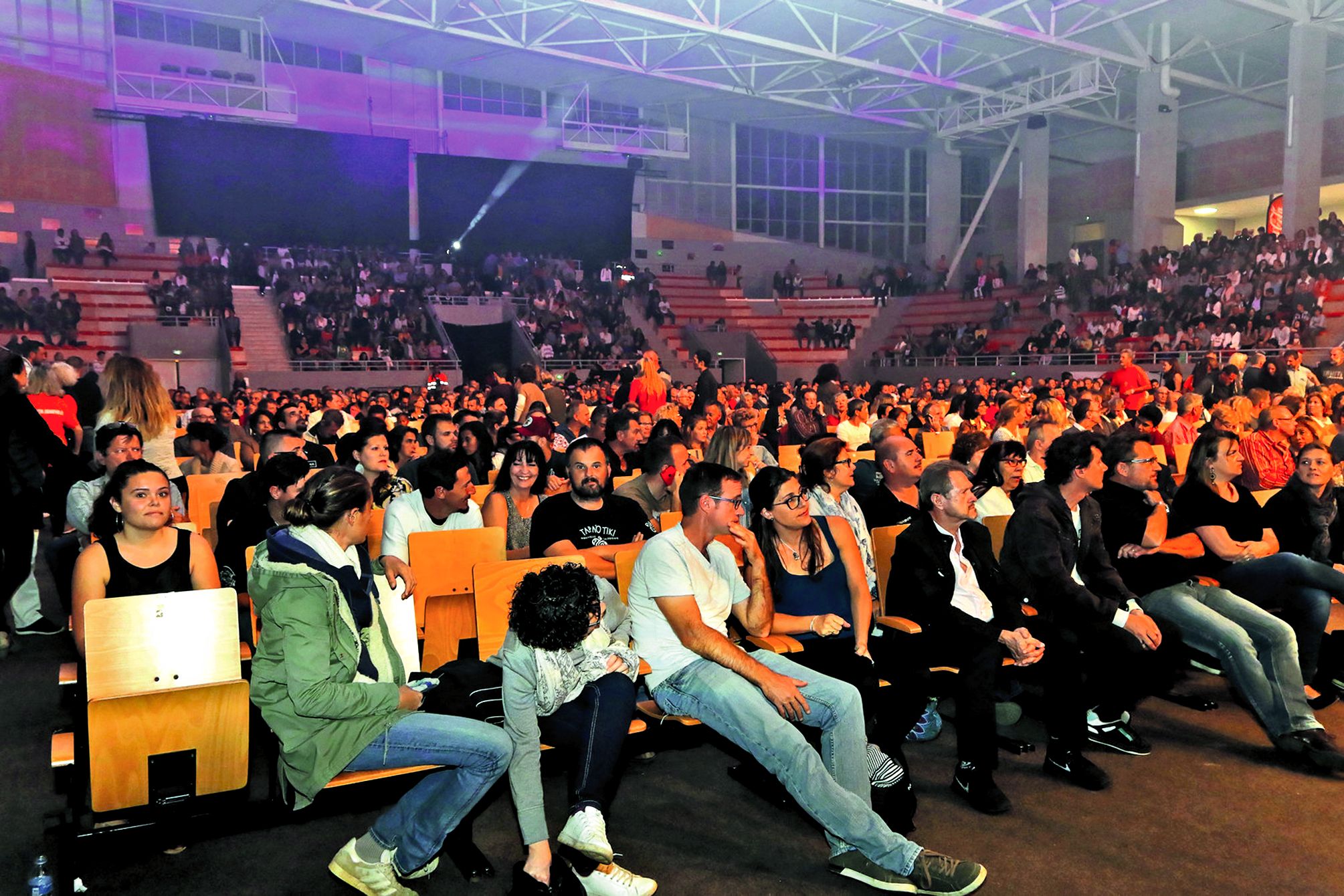« A l’époque on disait PTDR, ou MDR (…) Je ne peux plus faire de doigt d’honneur à cause de mon arthrose… » Le show commence en juin 2064 sur un écran géant. Le public découvre un joyeux Gregorio, vieux de 80 ans, interrogé par l’immortel Michel Drucker.