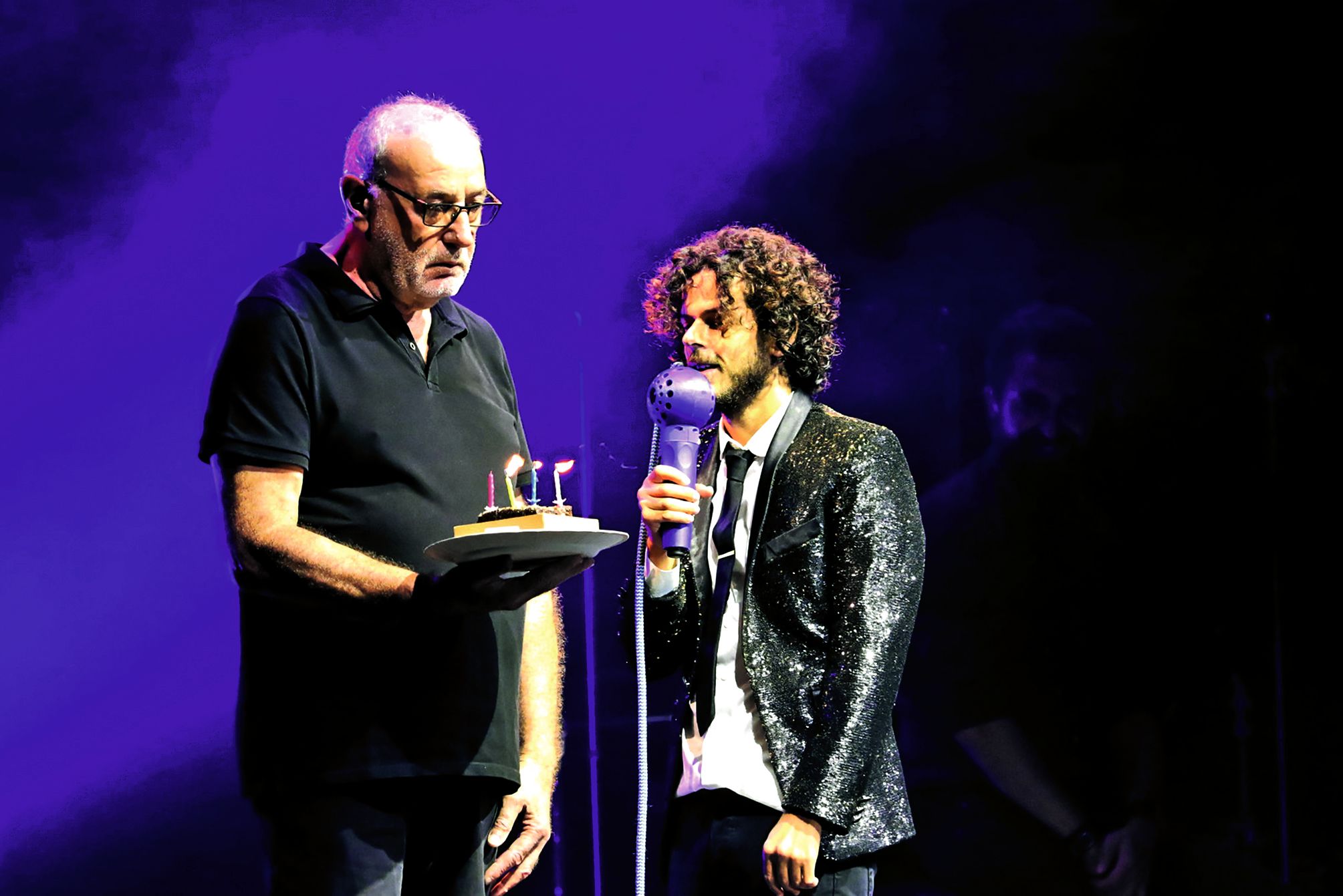 « Allez je te propose un deal. Ta chanson préférée contre un gâteau digne de ce nom. Ça marche ? » C’est « Dans le port d’Amsterdam » que Jean-Louis Dapoigny, régisseur général à la retraite, va lui glisser à l’oreille. La voix, la gestuelle, l’émotion : l’artiste est devenu Jacques Brel, le temps d’une chanson.