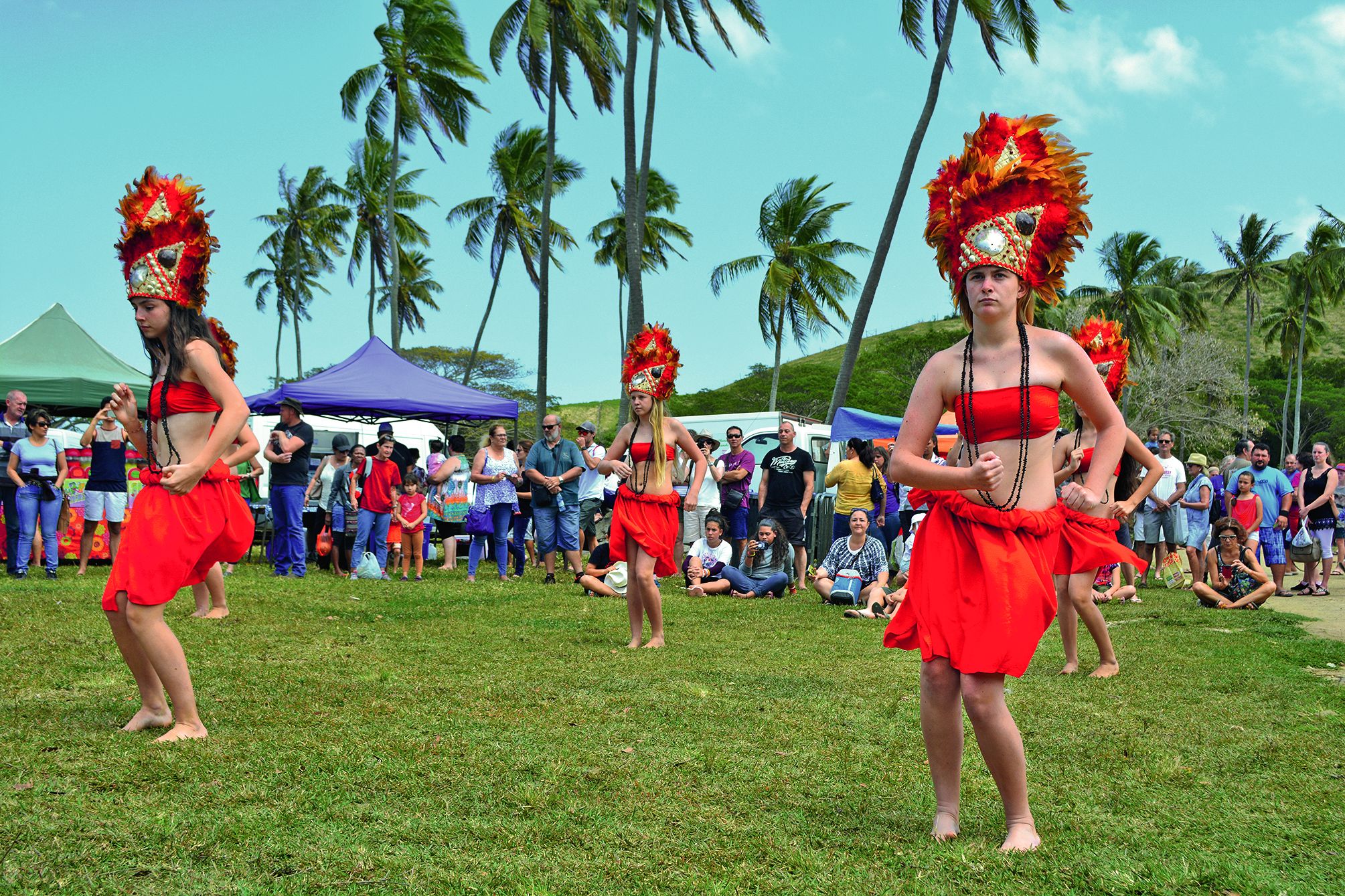 Danses, tahitienne (notre photo) avec la troupe Tamara du Mont -)Dore, wallisienne et futunienne avec La Foa Vella, démonstration de claquage de fouet, fantasia... sont venus agrémenter ce marché.