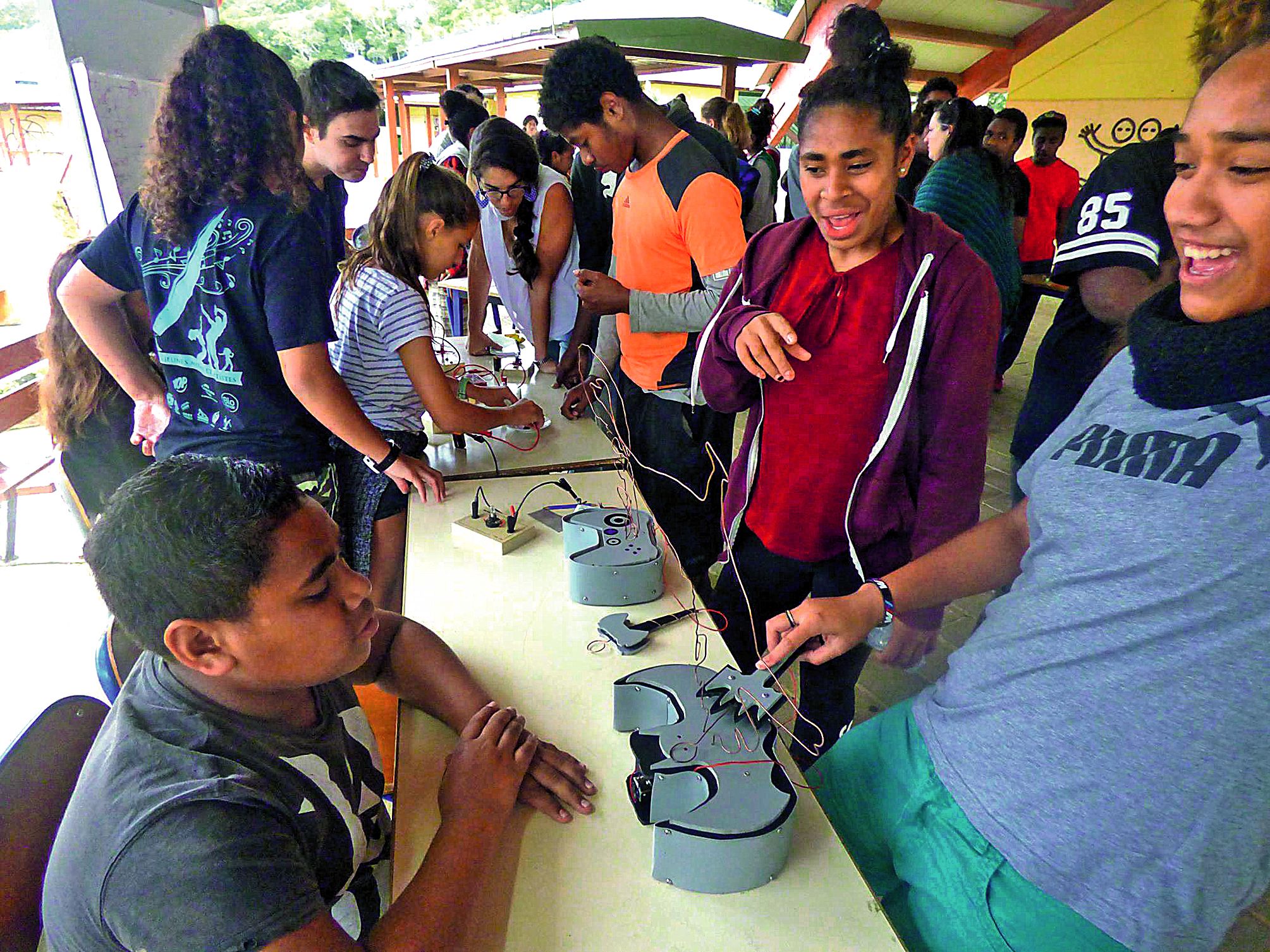 Grande effervescence pour cette mini-Fête de la science organisée en partenariat avec l’association Symbiose.Les élus provinciaux et municipaux ainsi que les coutumiers, les parents, amis et élèves du primaire ont été conviés.