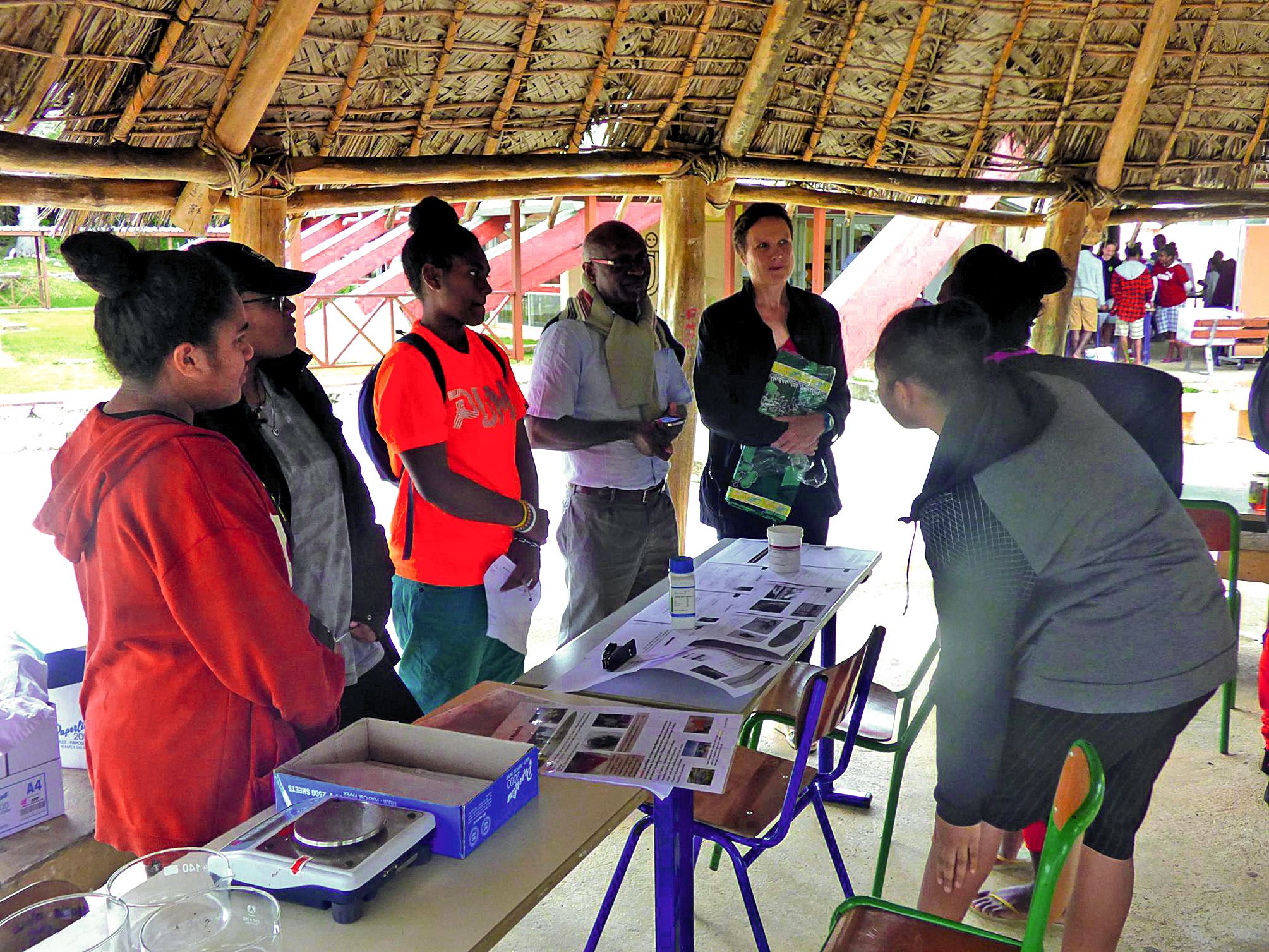 Le 1er prix a été attribué à Alice Sio et Maria Hmuine du lycée polyvalent des Iles Willama-Haudra. Le thème était « les algues brunes », celles qui ont envahi la baie de Chateaubriand l’été dernier.