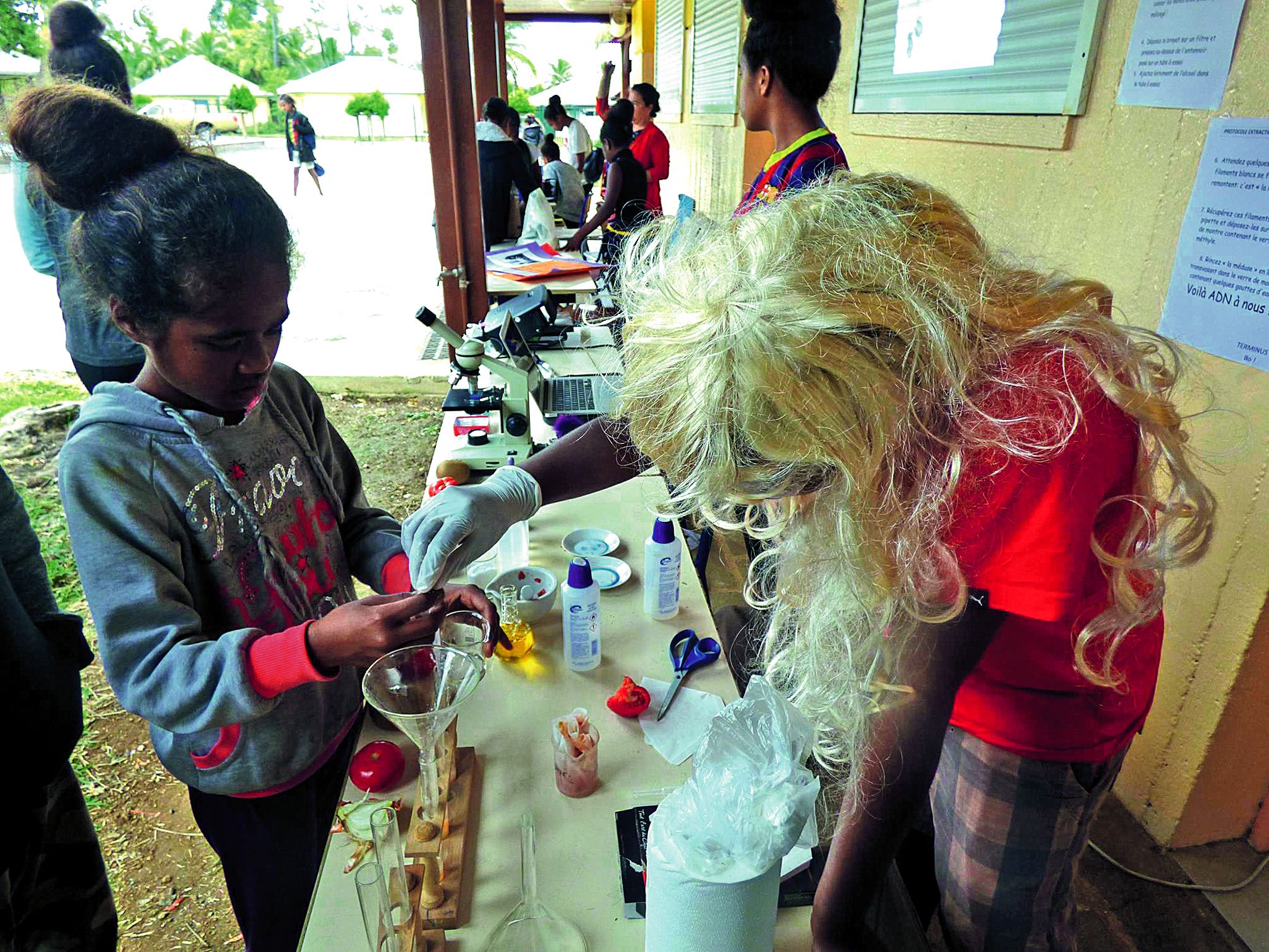 Marguerite et Sylvia Wahena, Tony Hnaweo, Adelaide Nigote, Jalomar Tain et Yann Luepack, encadrés par Marjorie Wamo, professeur de SVT du collège Laura-Boula, prennent la troisième place avec pour thème « génétique et ADN », ce qui nous différencie et nous unit.