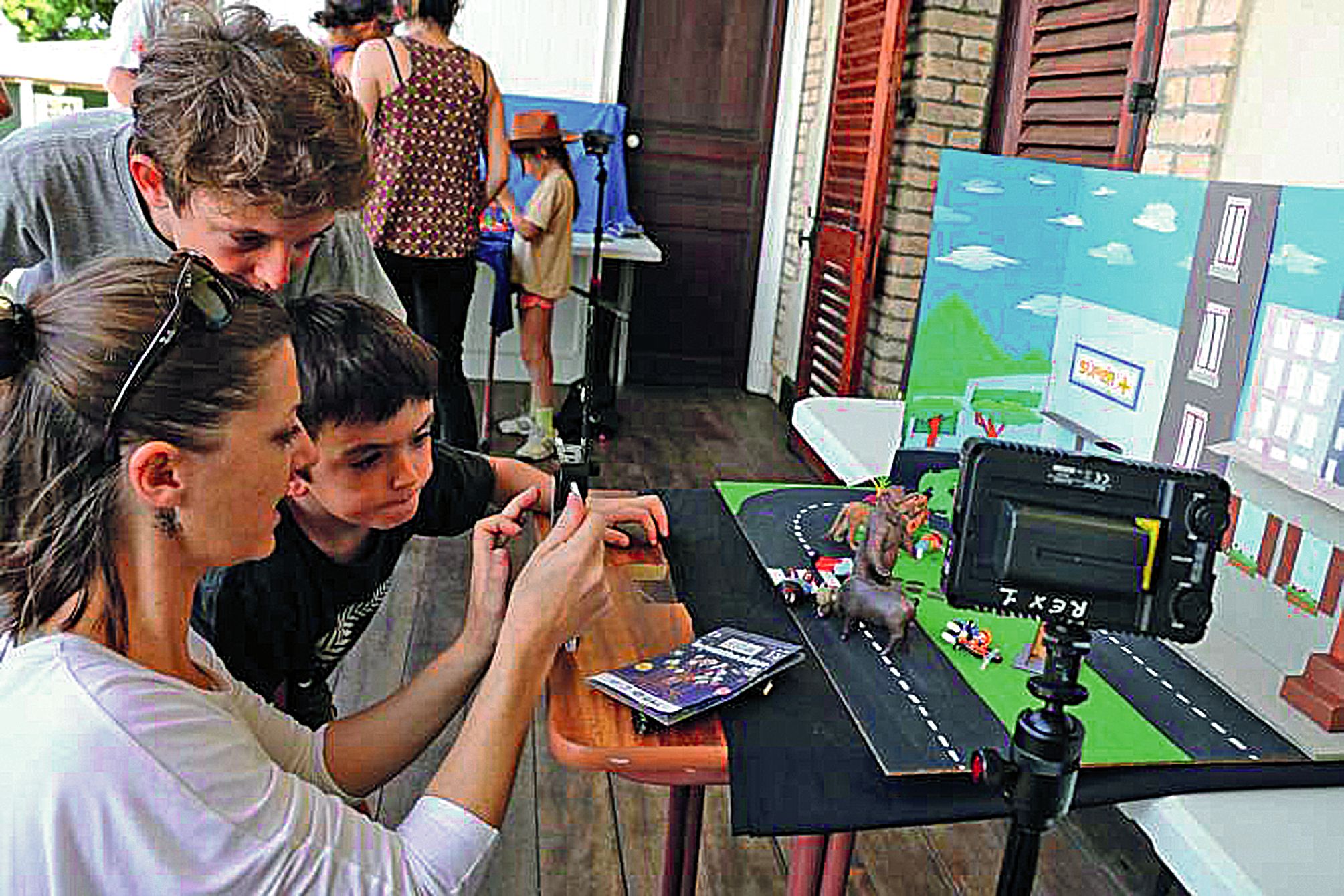 L’atelier de stop motion permet aux enfants de découvrir comment naît le mouvement en image avec une technique simple. 