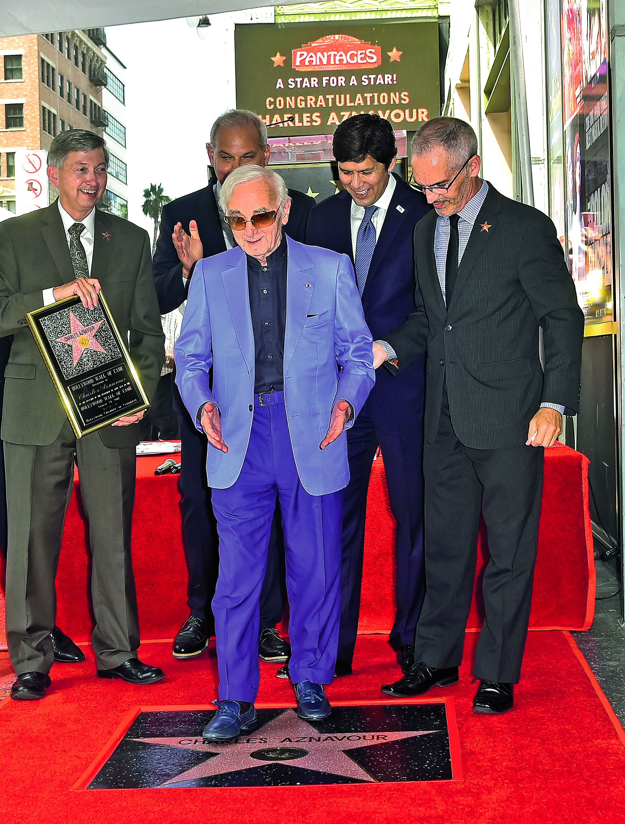 En Amérique du Nord, Aznavour était une immense star. Il avait d’ailleurs son étoile à Hollywood. En 2008, il avait été décoré officier de l\'Ordre du Canada et au Québec, il était reconnu comme un grand ambassadeur de la francophonie. Il avait été fait c