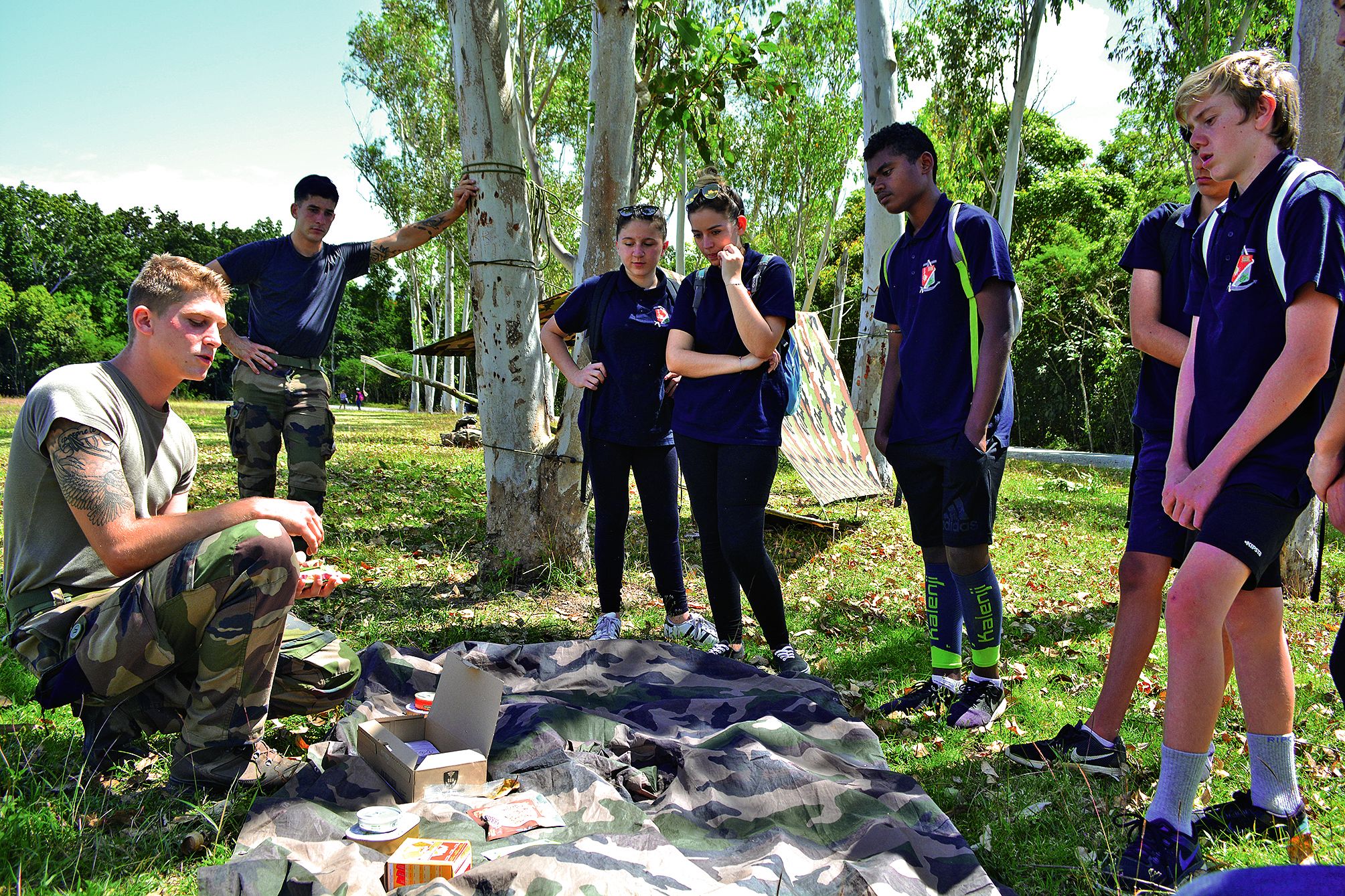 Plusieurs ateliers permettaient aux jeunes de voir le matériel utilisé par les militaires. Collégiens et lycéens ont pu découvrir comment on installe un bivouac et les rations que  les militaires utilisent en mission.