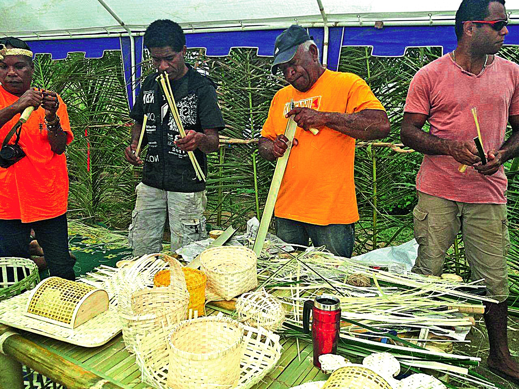Les visiteurs ont découvert de multiples objets réalisés en bambou faits par les participants  à la formation, en partenariat avec la mairie et le consulat d’Indonésie, qui a eu lieu la semaine dernière à la tribu de Kako.