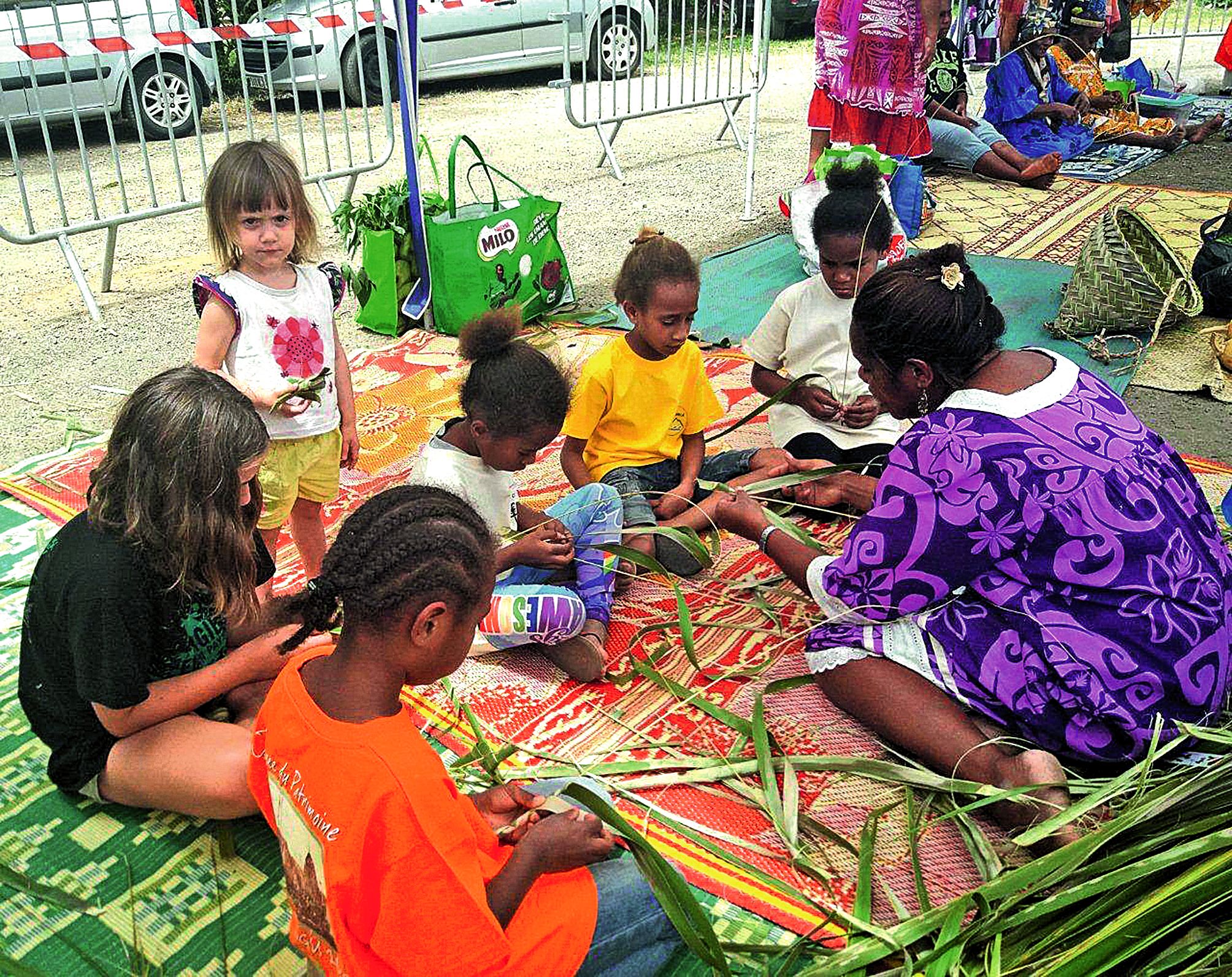Des activités traditionnelles étaient proposées aux plus jeunes, comme du tressage  ou des dessins de pétroglyphes.