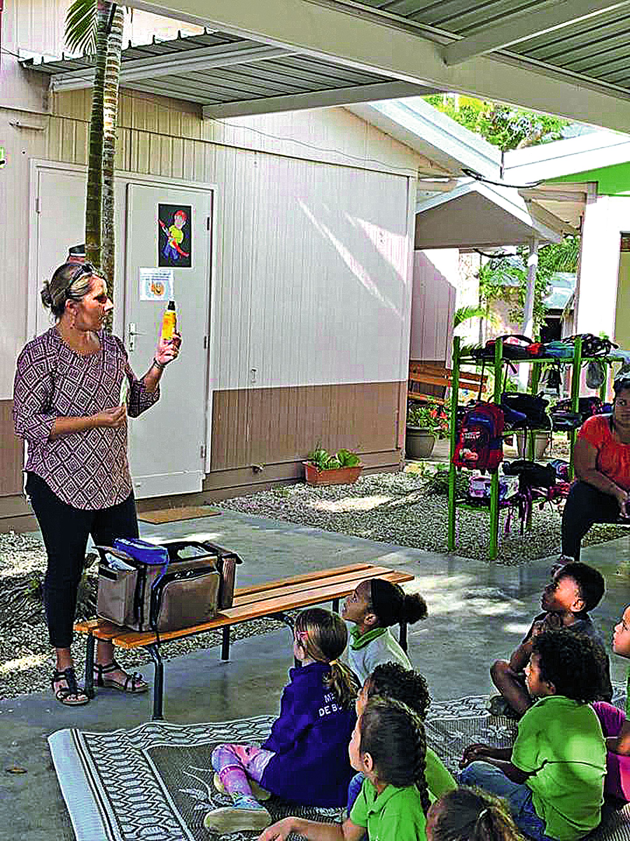 Une maman infirmière a montré aux petits ce que contient sa trousse de travail.