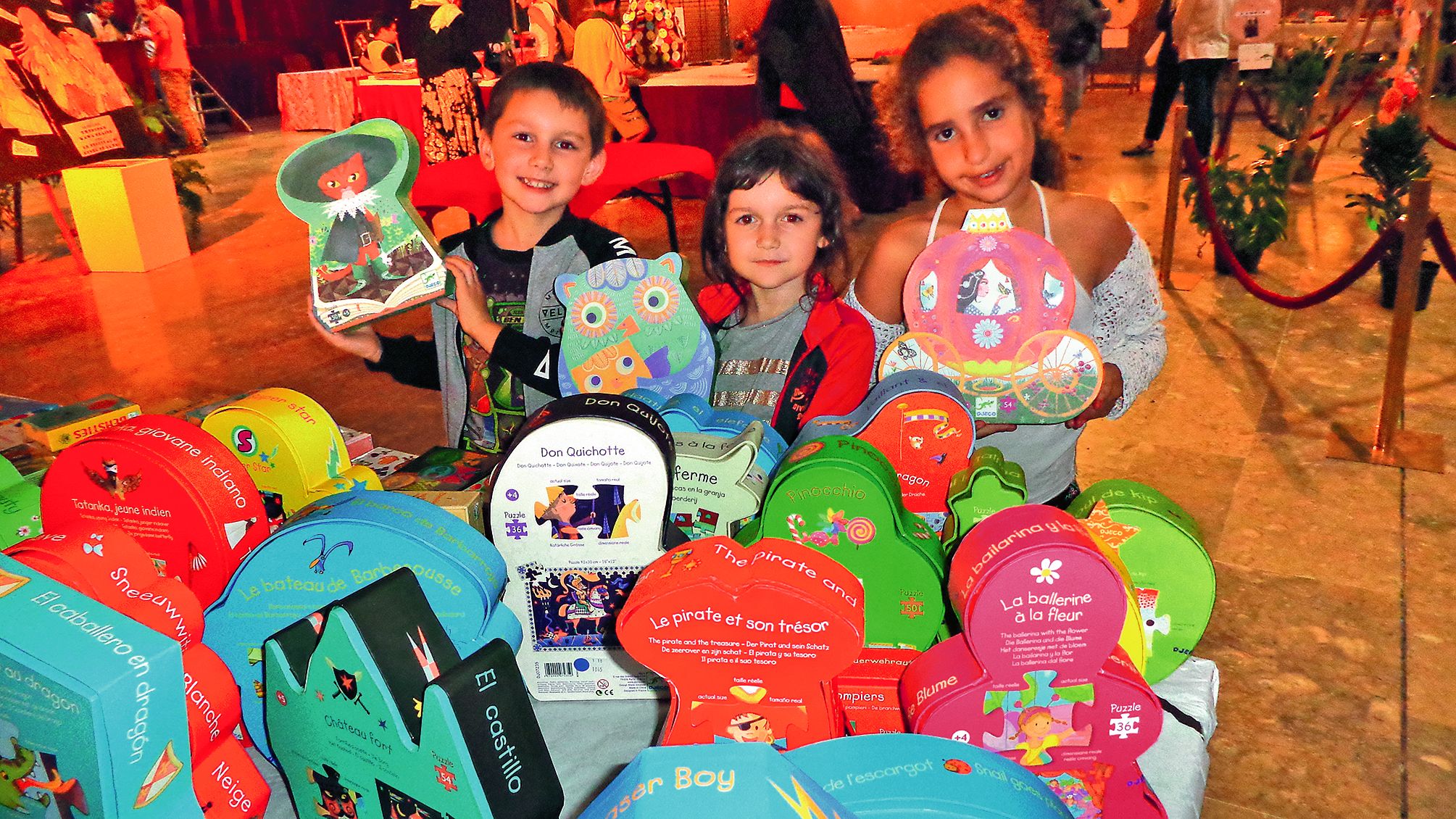 Au cours de cette soirée, Elyna, son frère Soan et Scellya ont particulièrement apprécié les ouvrages pour enfants présentés lors de ce festival, ainsi que les puzzles proposés à la vente.