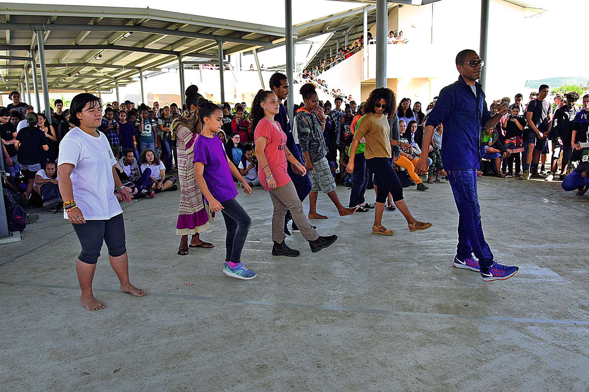 Après la remise des récompenses, une danse participative a eu lieu. Des élèves et leur professeur ont proposé un medley de musiques locales, représentant toutes les communautés du Caillou.