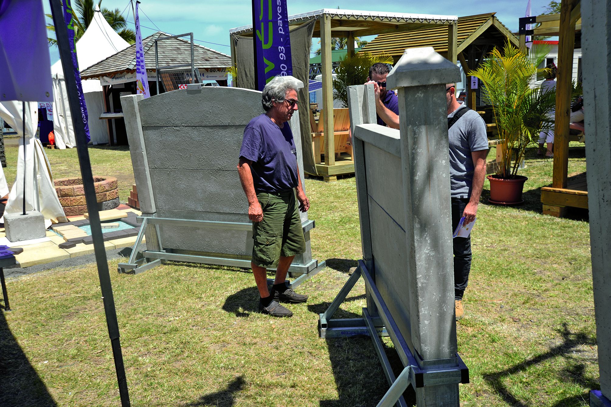Blocs en béton, dalles ou bordures de trottoirs : les pièces de la Société de Préfabriqués Béton (SPB) peuvent être standards, ou sur mesure. 