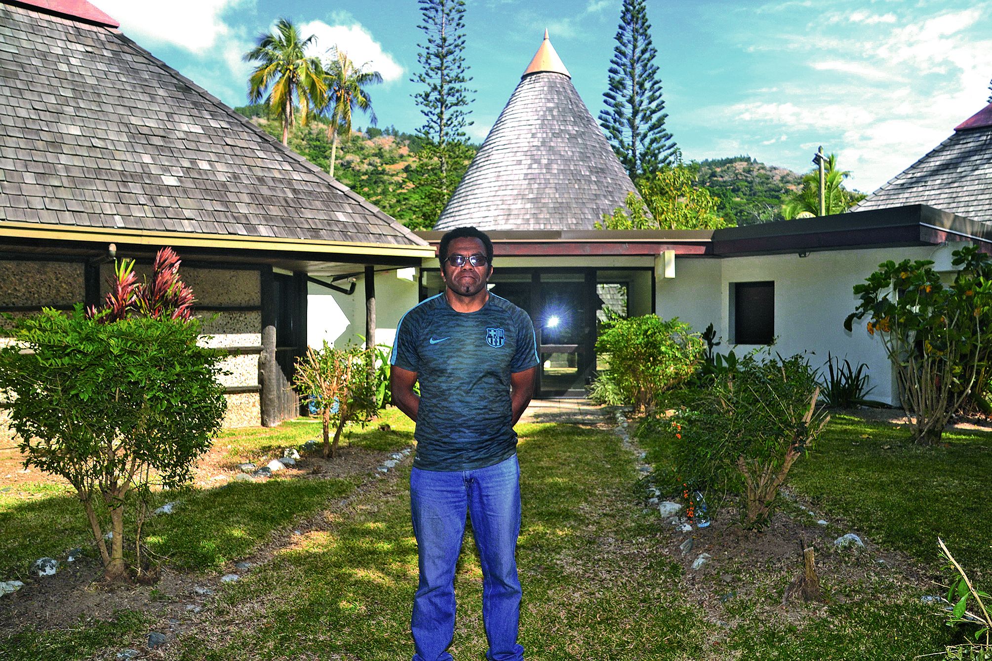 Angélo Fisdiépas, chargé d’actions culturelles, devant l’entrée  du centre.