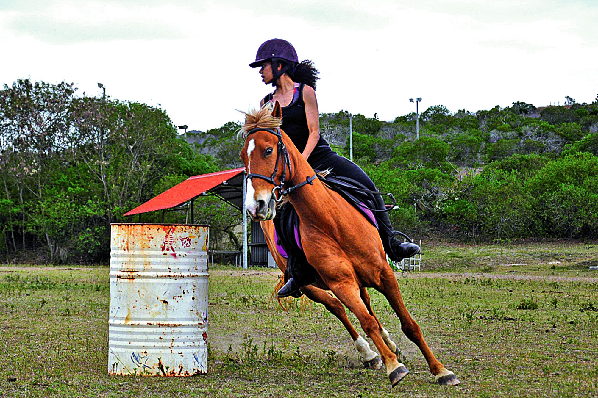Les nouveaux objectifs du centre sont de « s’orienter vers de nouvelles activités telles que le pôle Bending, le Barrel Race (photo), le parcours en terrain varié (PTV), ou le parcours du stockman de façon à abandonner cette image d’équitation classique q