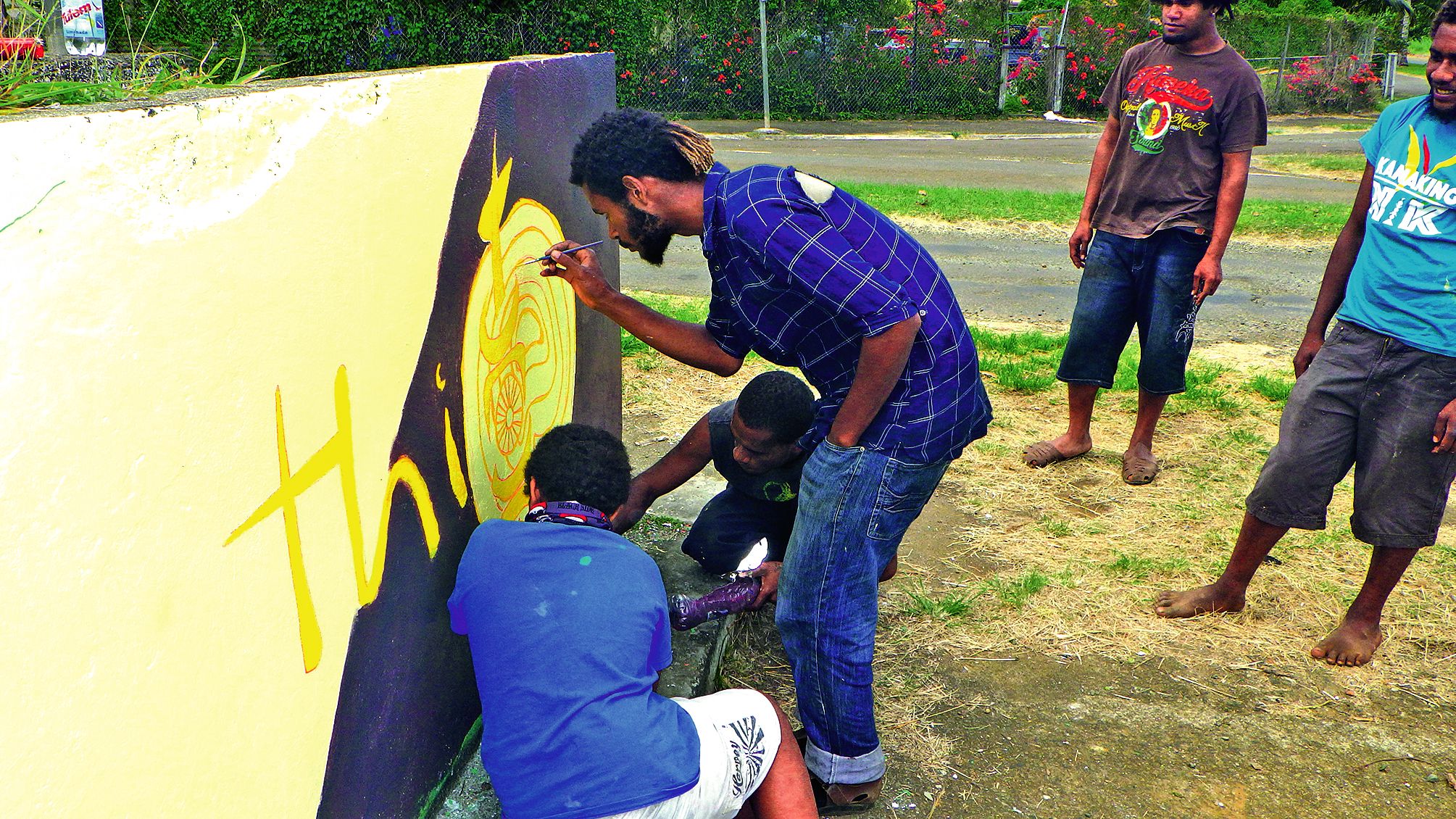 En amont de cette journée, les jeunes de l’association Arc-en-ciel, encadrés par le dessinateur Joseph Kainda d’Artcöö, ont concrétisé leur vision du patrimoine en réalisant une fresque murale à l’entrée du village.