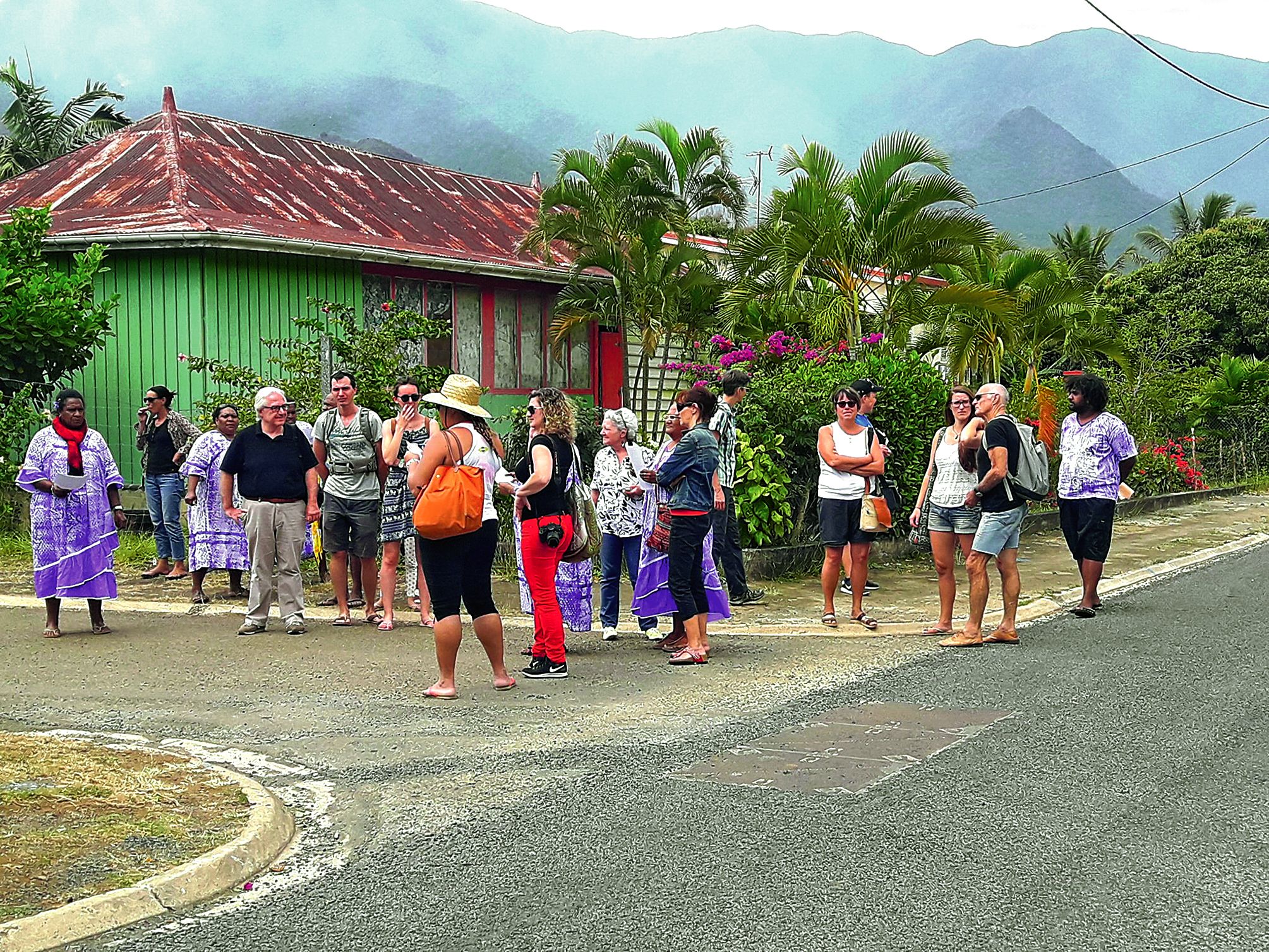 Les membres du Comité des femmes ont guidé les visiteurs dans le village. « Nous avions préparé notre circuit avec Sagato, du musée, cela nous a permis de réapprendre l’histoire  de notre village pour mieux la partager », a précisé Marie-Claude Oundo.