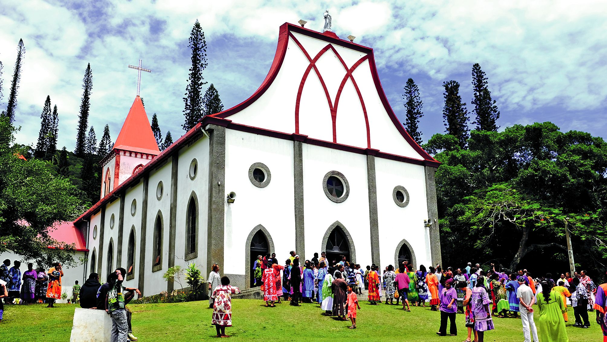 Construite en 1860 par les missionnaires maristes, l’église Notre-Dame de l’Assomption trône dans le paysage de Vao. Les grandes fêtes catholiques y sont célébrées avec ferveur, notamment l’Assomption, le 15 août. Photo Julien Cinier