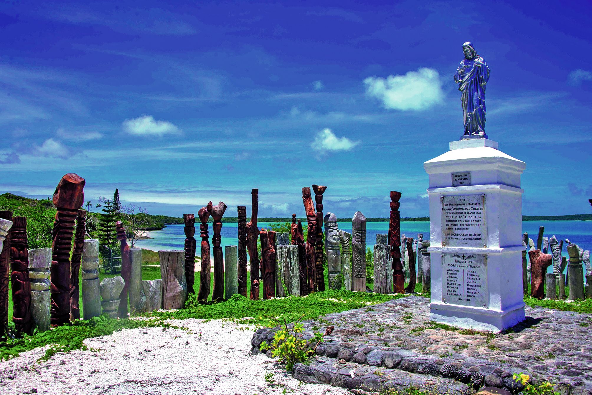 Entouré de sculptures kanak, ce monument sur la baie de Saint-Maurice célèbre l’arrivée des missionnaires maristes, le 12 août 1848. Photo Olivier Poisson.
