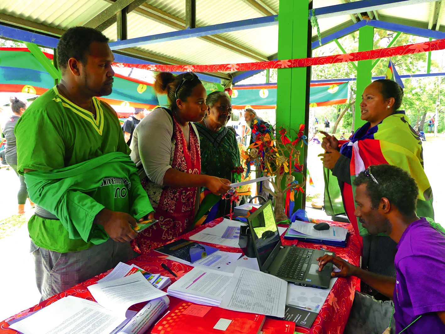 Le point d’information du FLNKS sur le Oui à l’indépendance, basé au 41, rue de l’Alma, à Nouméa, a été délocalisé pour l’occasion. Le but : vérifier les inscriptions sur la liste référendaire, éclairer sur les procurations et les procédures exceptionnelles.