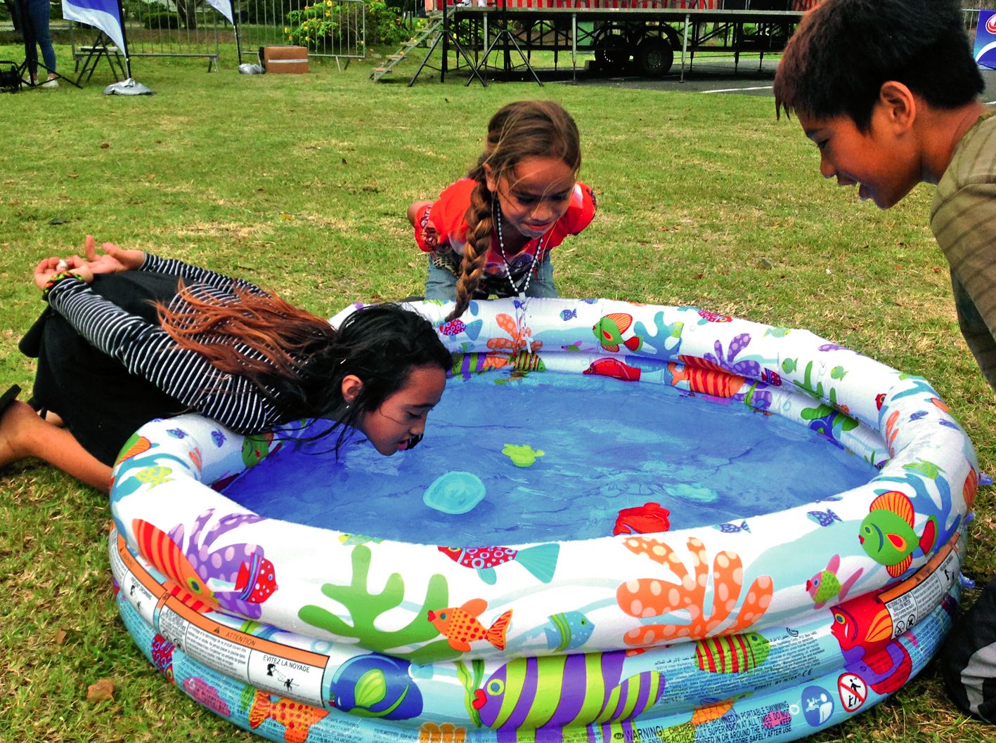 La tête dans l’eau, cet atelier a été plébiscité par les enfants. Leur mission : récupérer trois objets dans une piscine sans l’aide des mains et en un temps record. Photos Karine Payen