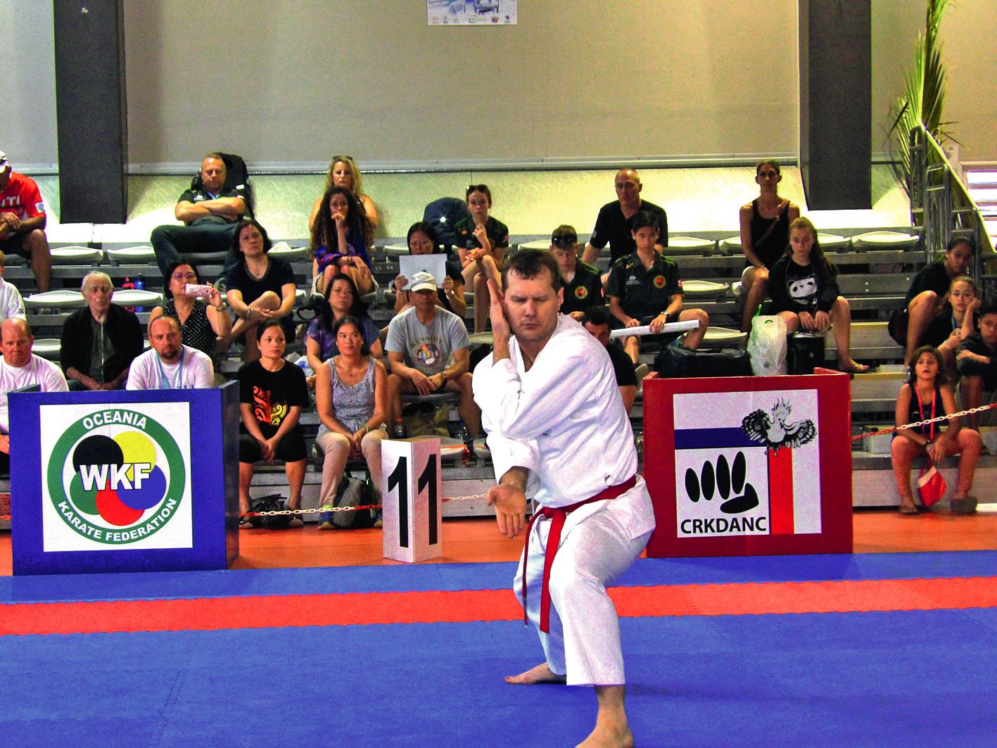 James Denenny, un combattant australien mal-voyant, qui a participé aux championnats du monde handisport à Madrid, a effectué une démonstration de son savoir-faire en kata.