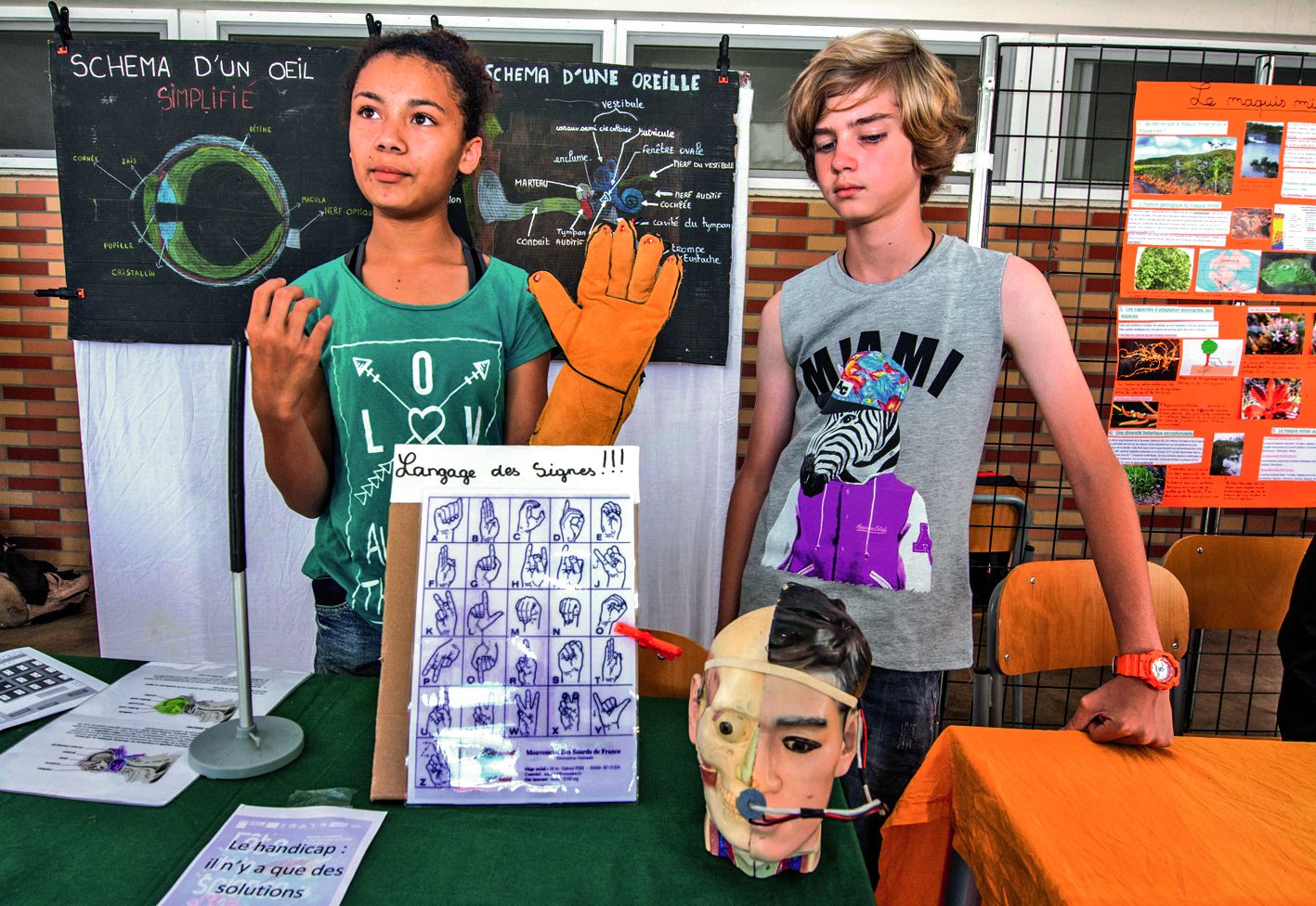 Comment parler  la langue des signes  la nuit ? Difficilement, notent des élèves de Koumac. Début de solution : des diodes qui éclairent les doigts et les lèvres. Leurs autres idées ingénieuses pour le handicap ont gagné le prix des jeunes inventeurs BNC.