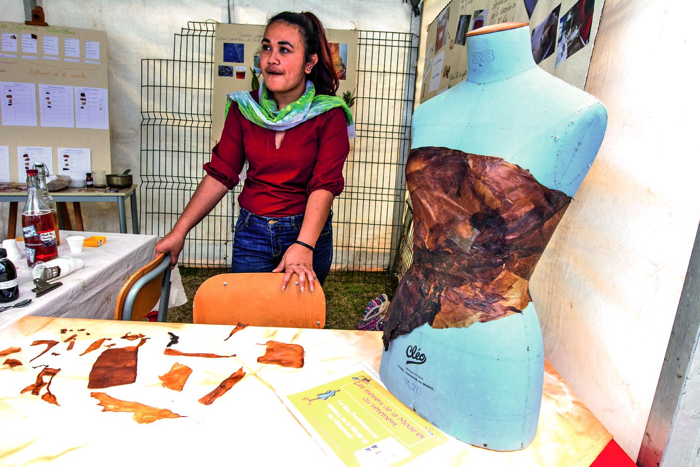 Peut-on faire pousser ses vêtements ? Oui, et le lycée Jean-XXIII de Païta l’a fait. En cultivant un champignon né d’un mélange de thé, de sucre, de levures et bactéries – la base du fameux kombucha mongol - Florence et sa classe ont obtenu assez de matière pour réaliser un bustier.