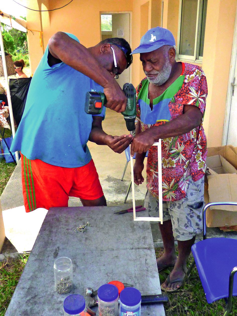 Des démonstrations de montage de cadres de ruche ont été animées par Noël Passa (avec la casquette bleue).