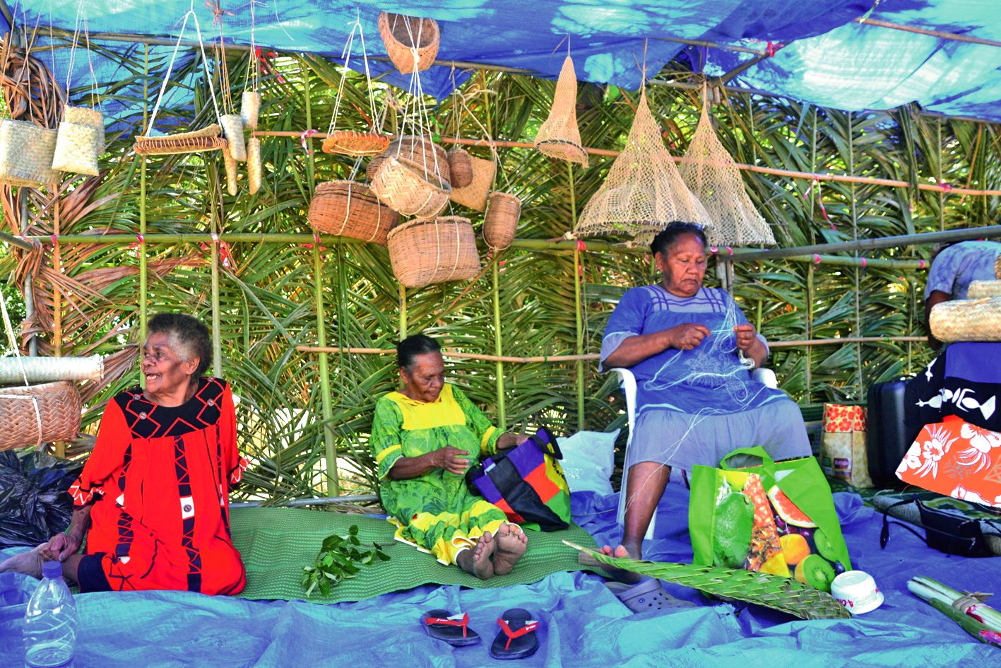 Descendues spécialement de Ouayaguette et de Haut-Coulna, ces femmes ont fait une démonstration de leur savoir-faire : confection de paniers, d’épuisettes ou même de berceau.  Le tout avec des matériaux naturels.