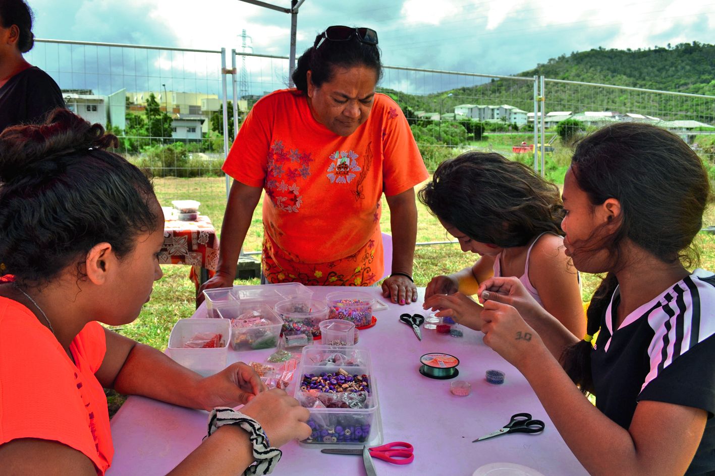 Parmi les activités grand public proposées tous les midis, des jeux de massacre, une roue de la fortune et de la vannerie, mais aussi des ateliers de création de bijoux par l’Acaf qui en profite, tout comme la mairie, pour prendre des inscriptions aux activités vacances. Au programme aussi cet après-midi pour le tout public : land art, cirque, danse, etc.