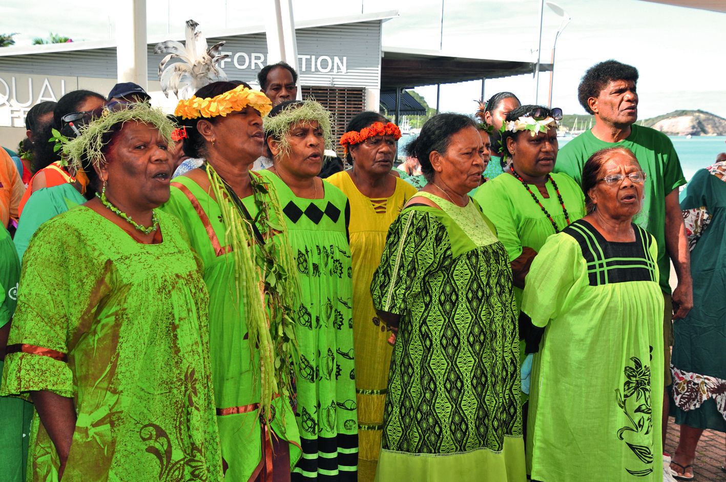 Les taperas ont vibré tout au long du week-end et accompagné de façon émouvante les gestes coutumiers lors de l’ouverture et de la clôture de l’opération communale. Une « maman » d’Eni fera remarquer la concordance entre les mots « maire » et « mère » pour exprimer toute sa reconnaissance au soutien apporté aux petits producteurs.