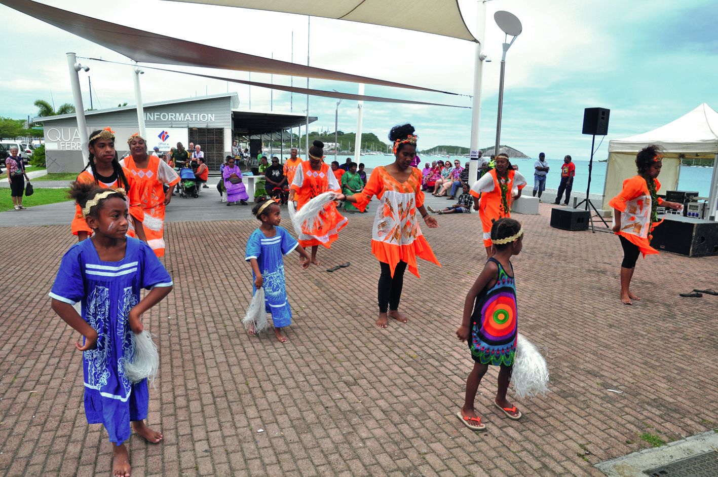 Outre le grand marché, danseurs et choristes de Maré se sont succédé sur l’esplanade. Une occasion pour les groupes de l’île de se produire devant leurs familles « exilées » sur la Grande Terre. Plus qu’une opération économique, elle est aussi et surtout l’occasion de chaleureuses retrouvailles.