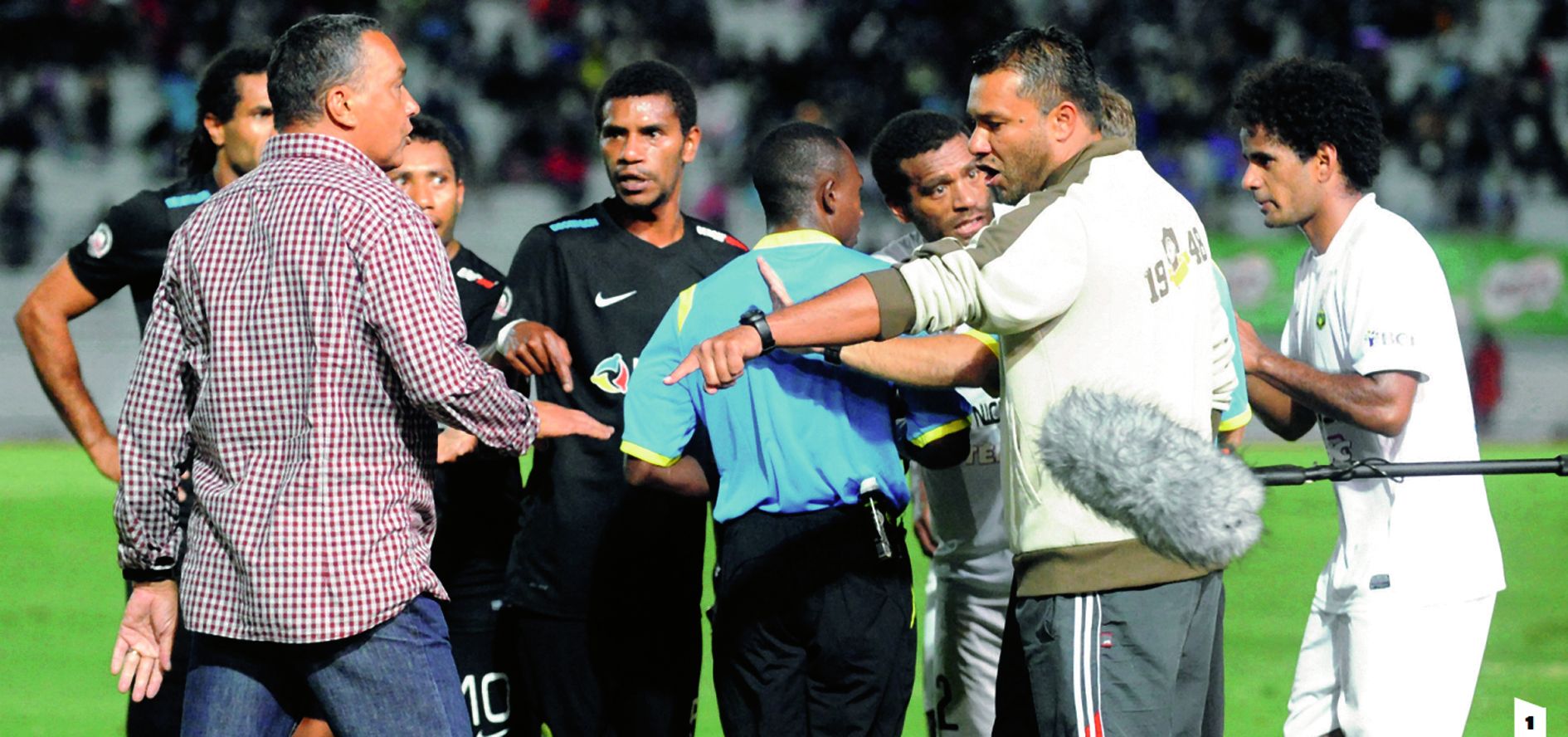 Vives discussions entre les deux entraîneurs, Alain Moizan (à gauche)  de Magenta et Félix Tagawa de Hienghène. Photo Archives LNC Sports