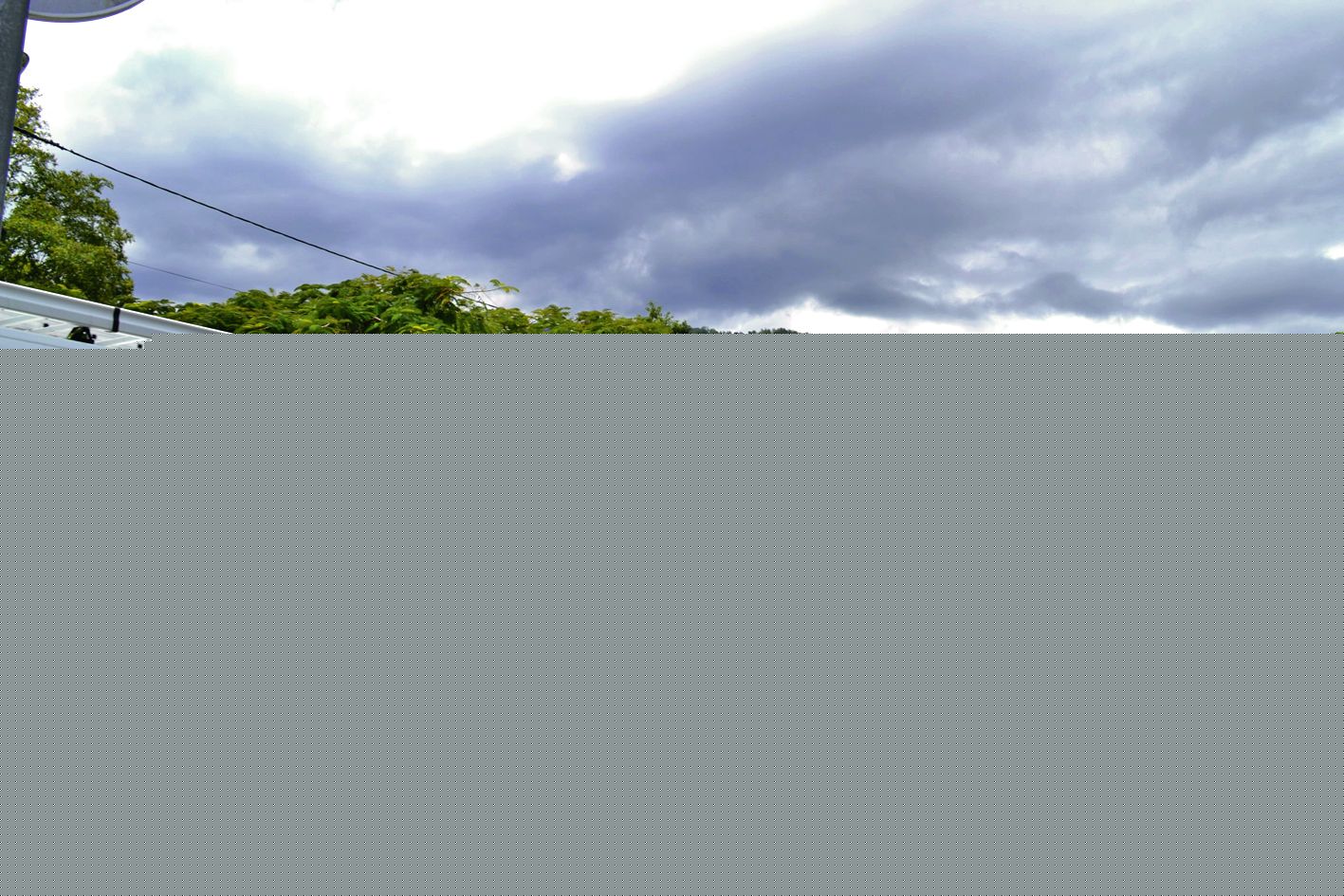 Tous les midis depuis le 1er octobre, les files de voitures s’allongent devant les écoles à l’heure du déjeuner.Photo J.J.